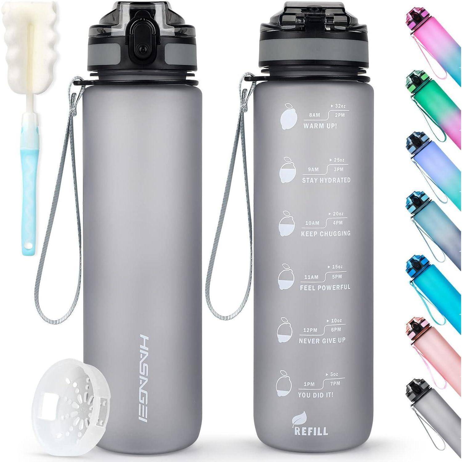 Zwei graue Wasserflaschen mit zeitlich markierten Hydratationszielen von 8 Uhr morgens bis 19 Uhr. Inklusive einer Bürste, einem Ersatzdeckel und mehrfarbigen Optionen.