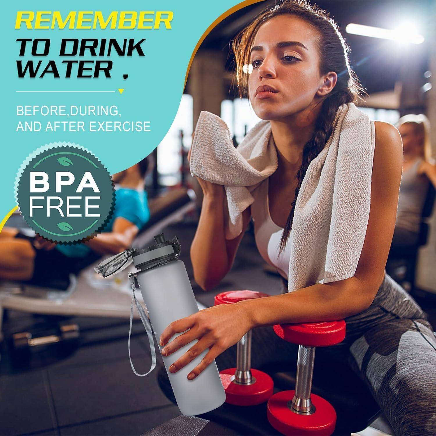 Eine Frau ruht in einem Fitnessstudio und lehnt sich mit einem Handtuch auf Hanteln. Text: 'Denk daran, vor, während und nach dem Training Wasser zu trinken. Ohne BPA.