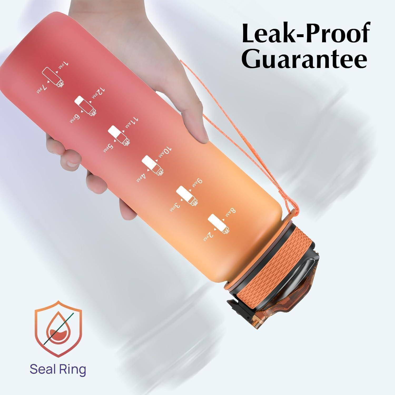 Eine Hand hält eine orangefarbene Wasserflasche mit Verlaufstönung und Messmarkierungen. Der Text lautet 