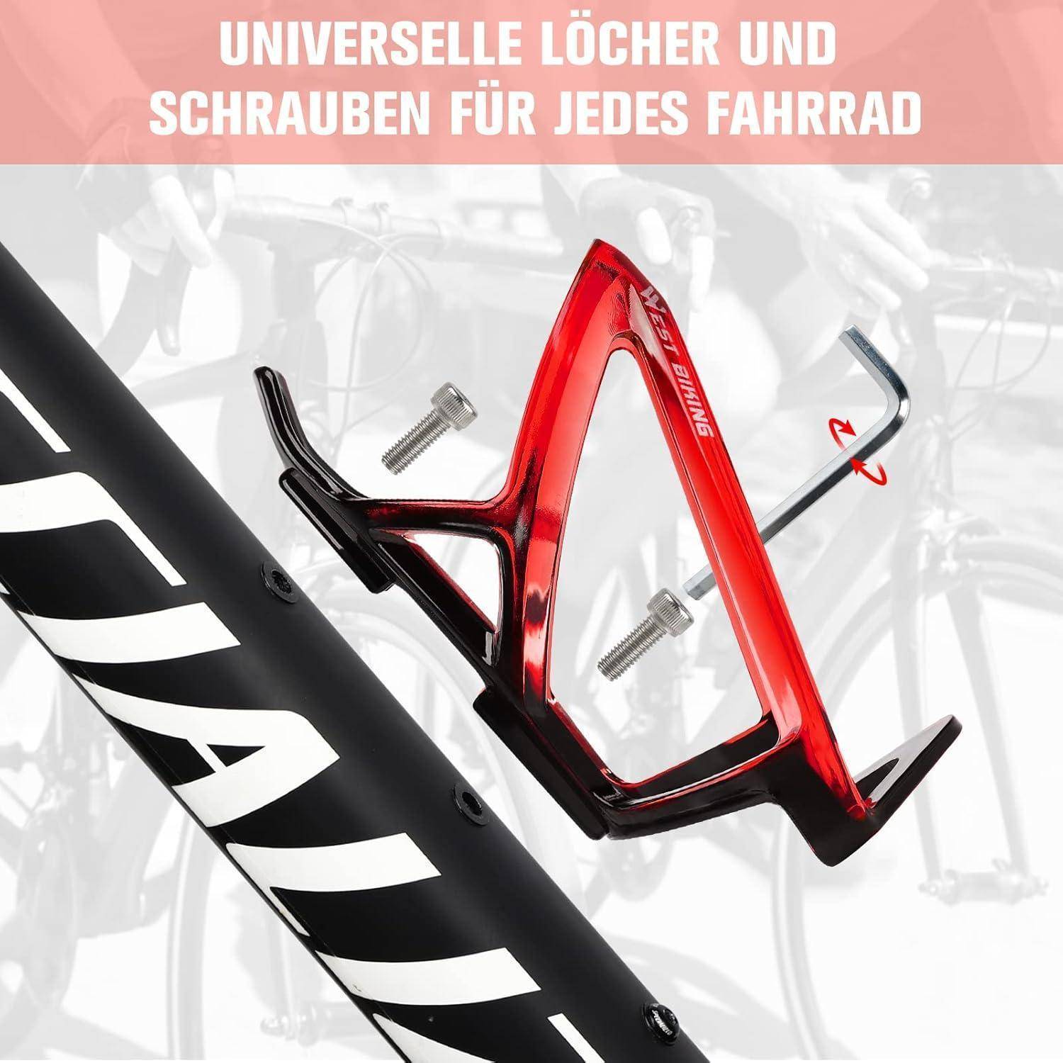 Ein roter Fahrradflaschenhalter, der mit Schrauben an einem schwarzen Fahrradrahmen befestigt ist und eine sichere Installation zeigt. Im Hintergrund sind Hände an den Lenkern zu sehen.