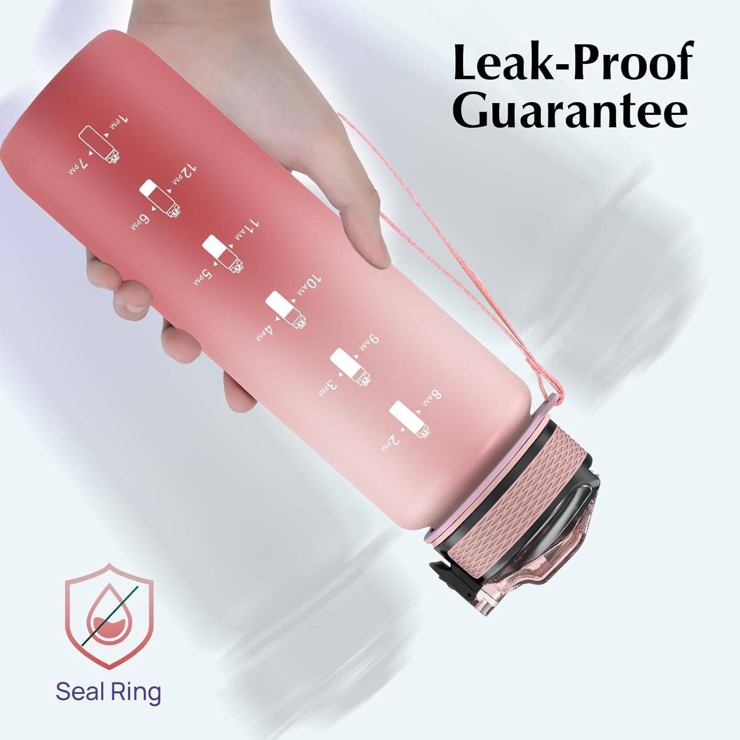 Eine Hand hält eine pinke Wasserflasche mit Messskala beschriftet. Text liest sich 