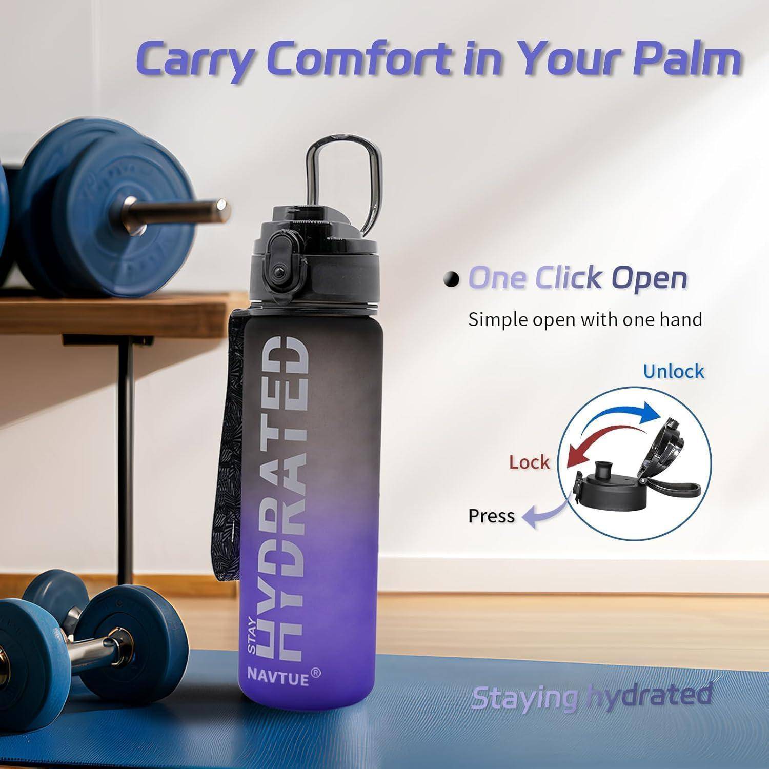 Wasserflasche mit dem Text 'Tragekomfort in Ihrer Hand.' Das Bild zeigt Anweisungen zum 'Einklick-Öffnen' und betont die einfache Bedienung mit einer Hand. Im Hintergrund befinden sich Gewichte, was auf einen Fitnesskontext hindeutet.