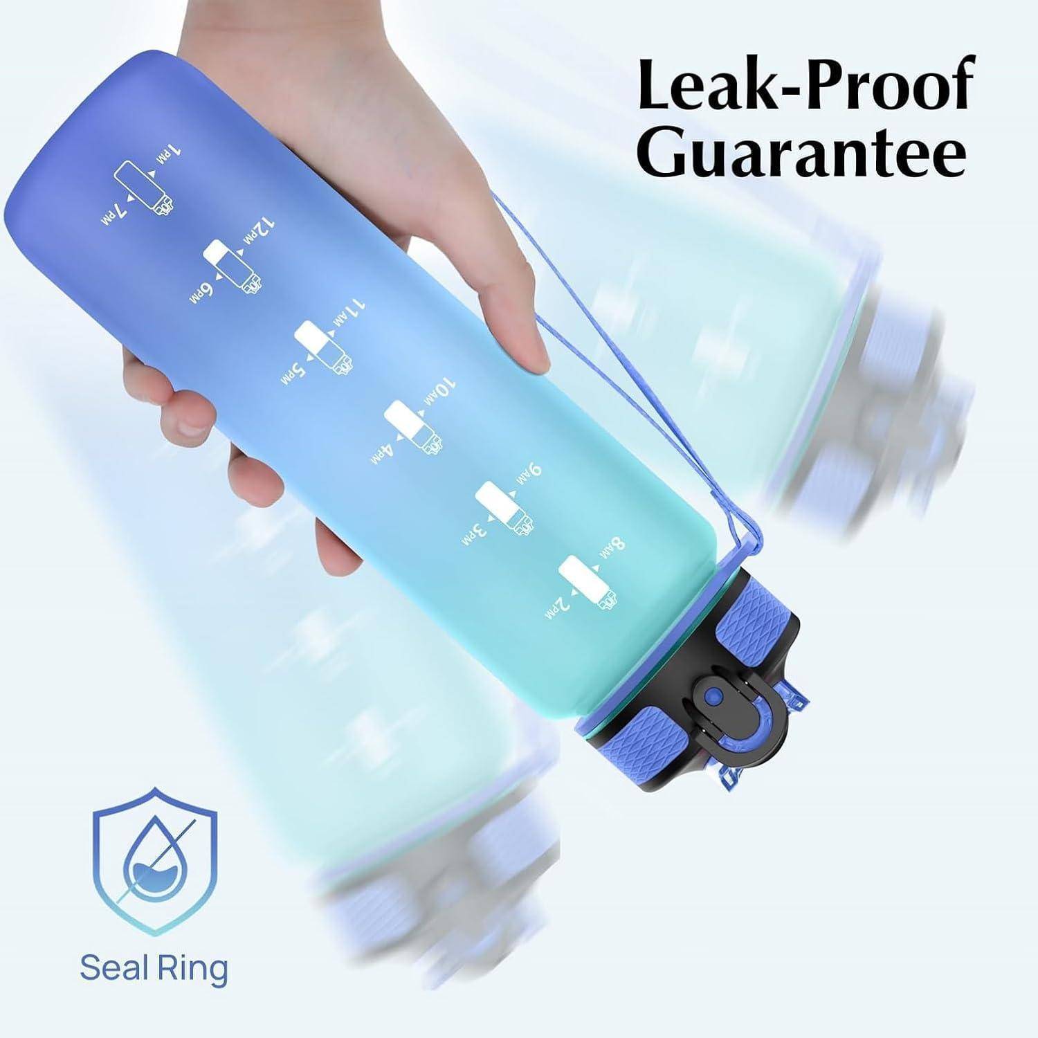 Eine Hand hält eine blaue Farbverlauf-Wasserflasche, die mit Maßangaben beschriftet ist. Der Text lautet 