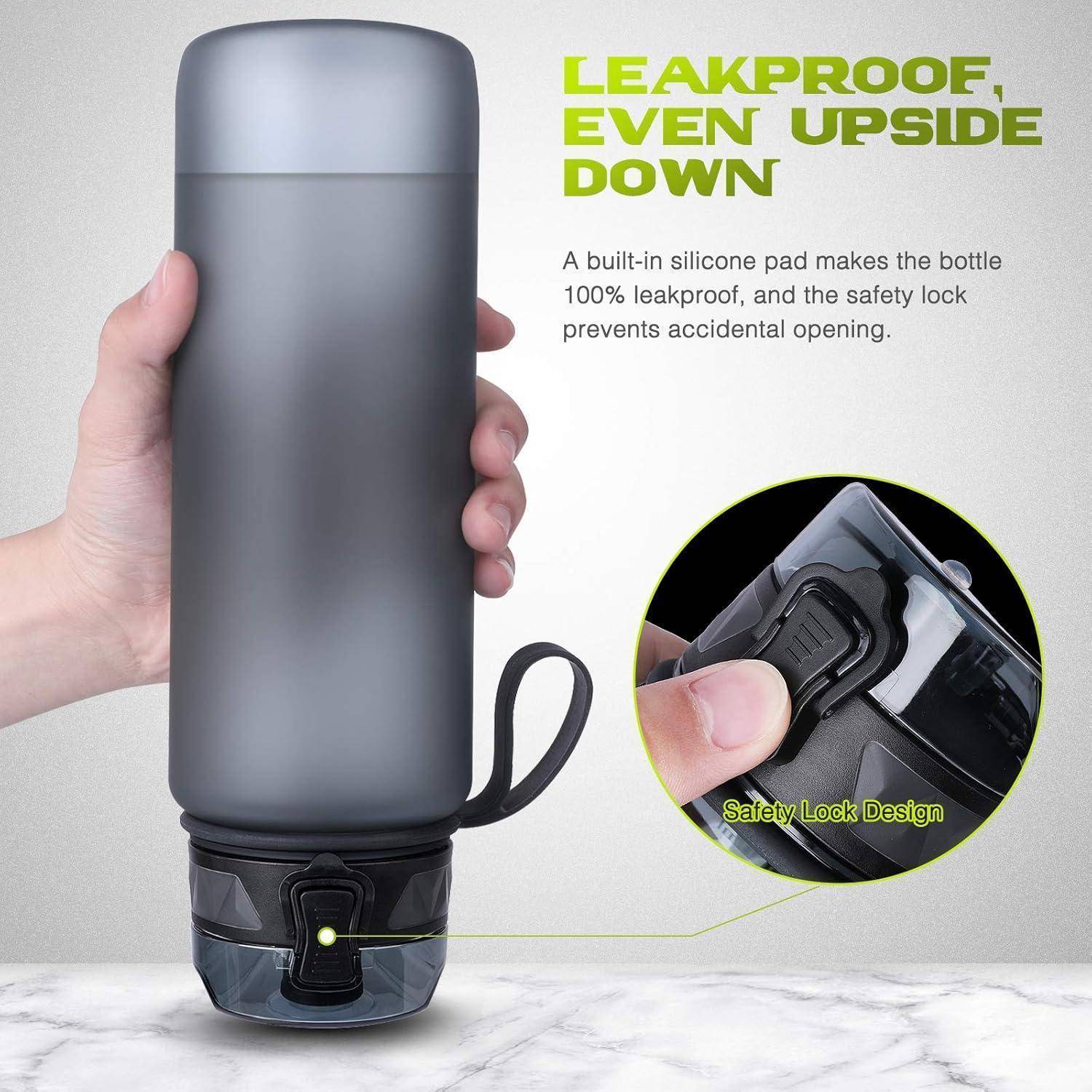 Hand hält eine graue Flasche mit dem Text 