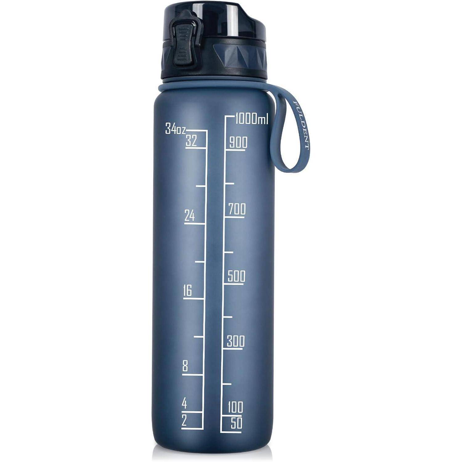 Dunkelblaue Wasserflasche mit Klappdeckel, Messskala in Millilitern und Unzen. Fassungsvermögen 1000ml (34oz), ergonomischer Griff angebracht.