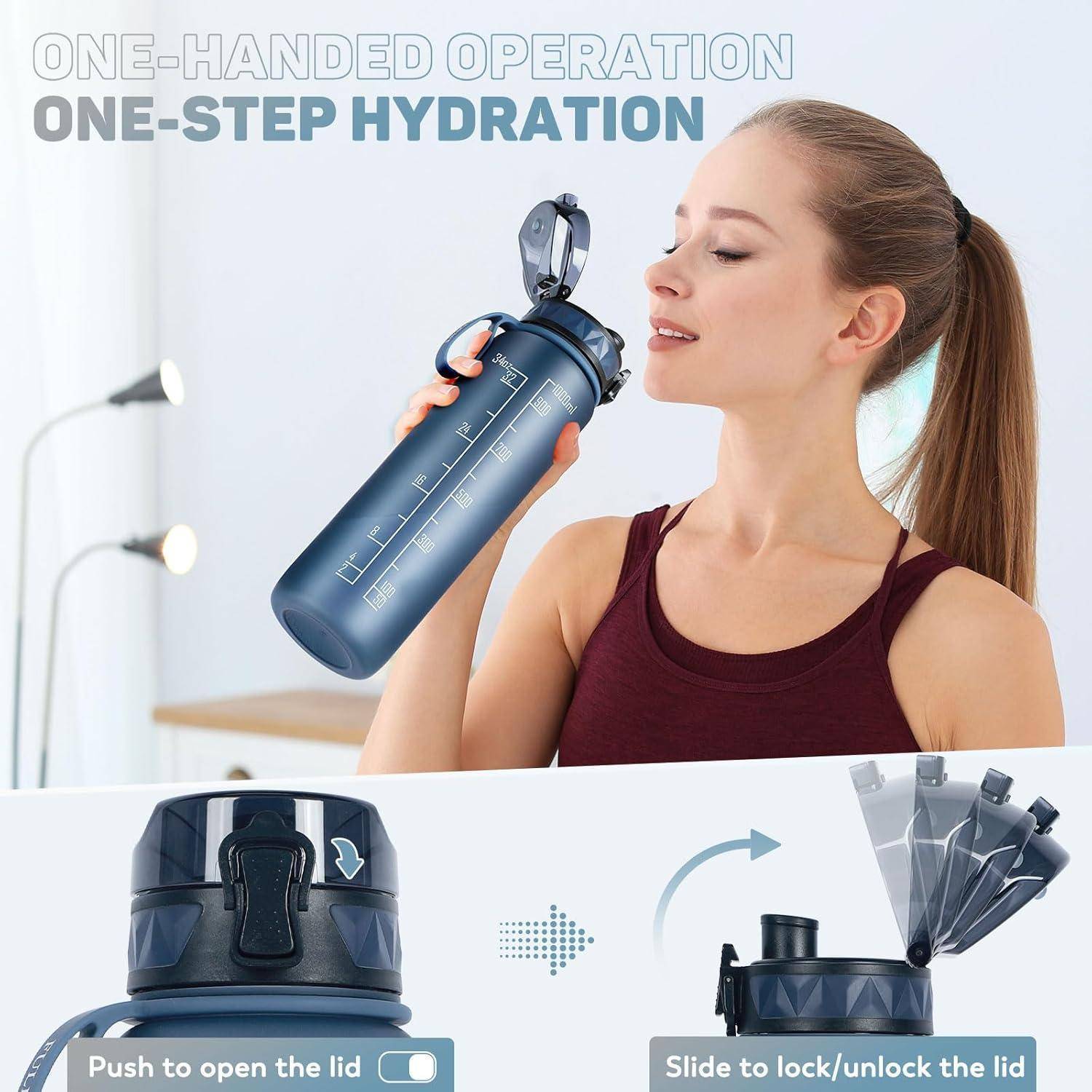 Eine Person demonstriert die Verwendung einer blauen Wasserflasche mit einem Klappdeckel, beschriftet mit „Einhandnutzung, Hydration in einem Schritt
