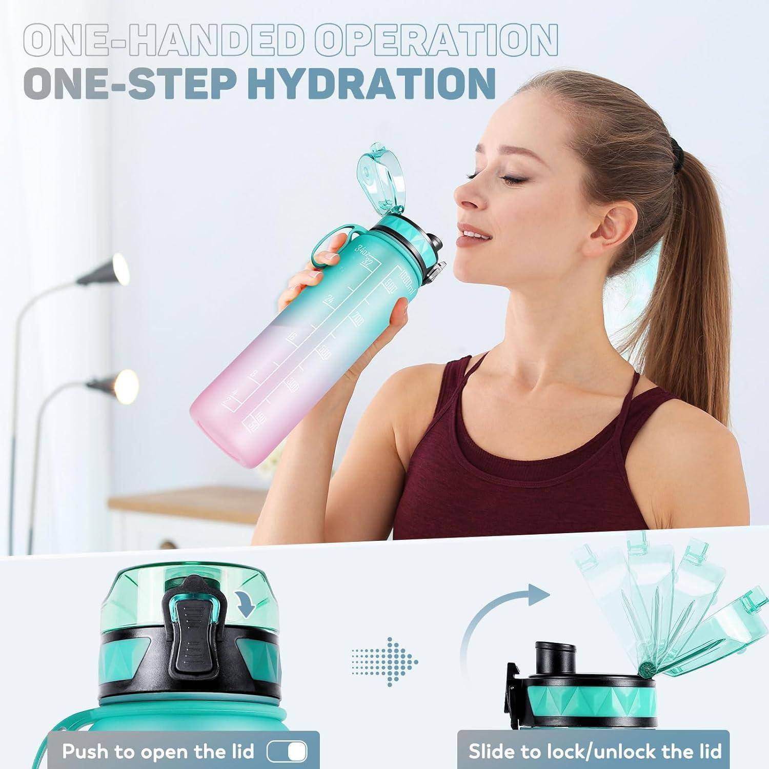 Eine Person trinkt aus einer Wasserflasche mit Farbverlauf und Klappdeckel. Der Text lautet „Einhandnutzung