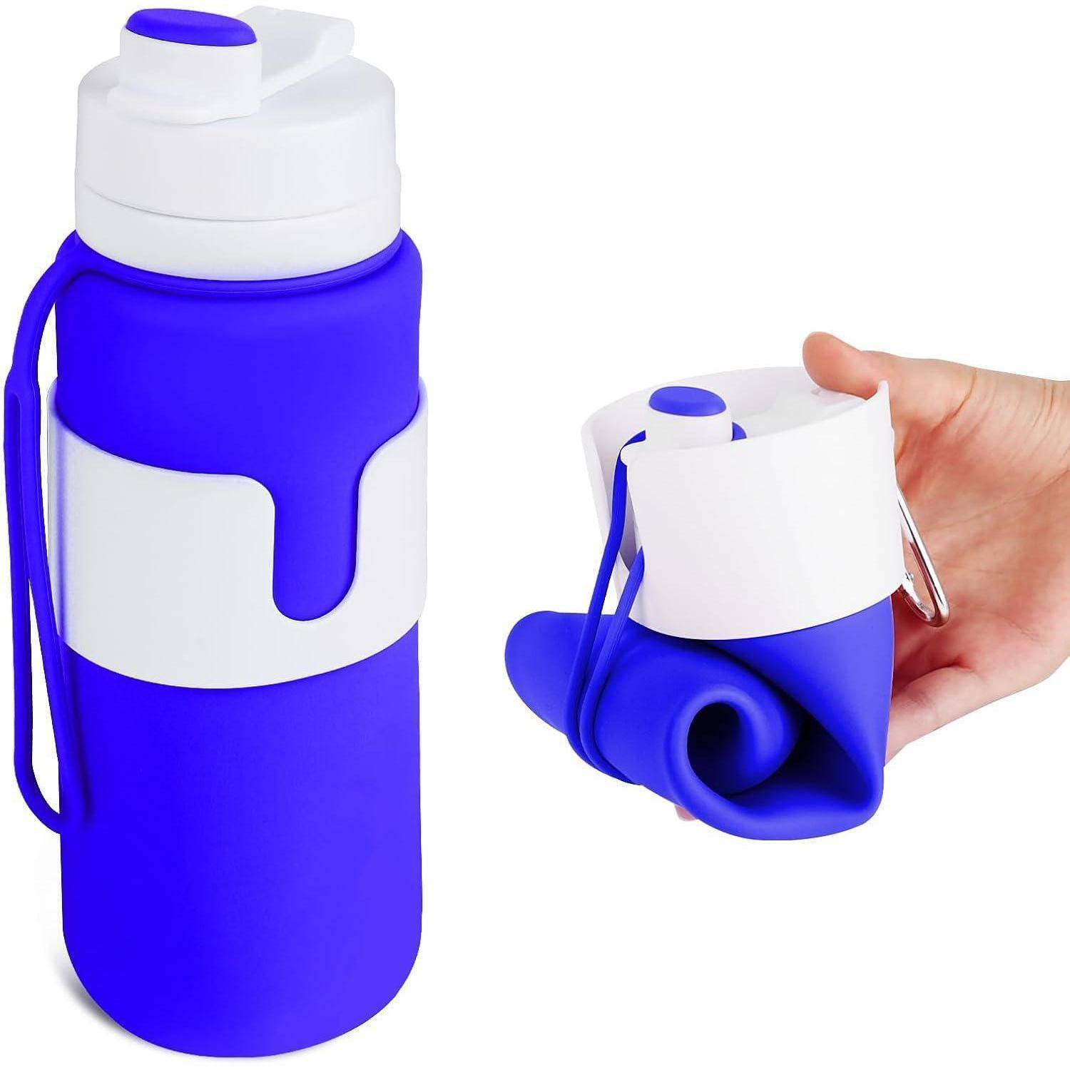 Zusammenklappbare Wasserflasche in Blau und Weiß mit einem Griff, die sowohl in ausgefahrenem als auch zusammengefaltetem Zustand in der Hand gezeigt wird und damit ihre Tragbarkeit unterstreicht.