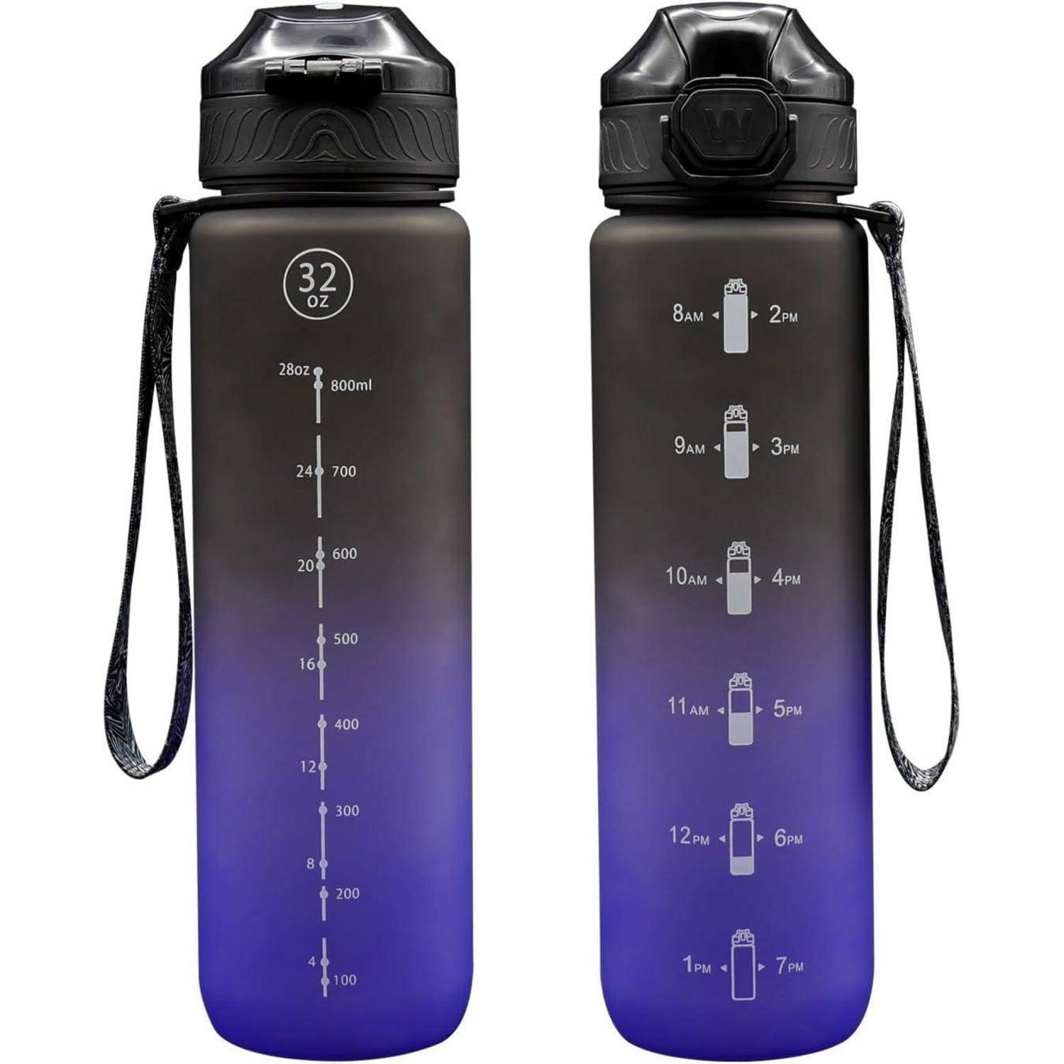 Zwei Wasserflaschen in Blau-Verlaufstönen mit schwarzen Verschlüssen zeigen links Messmarkierungen und rechts Zeitmarkierungen für die tägliche Wasseraufnahme.