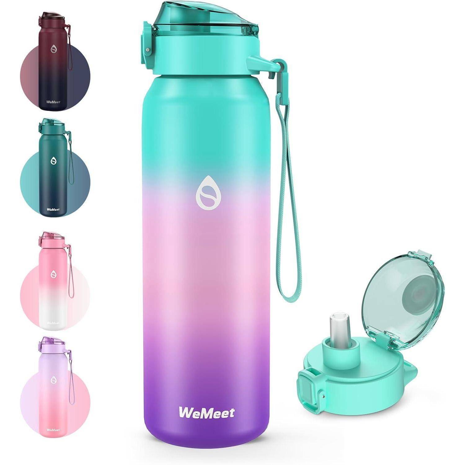 Eine Wasserflasche mit Pastell-Verlaufstönen, einem Klappdeckel und einem Trageriemen. Dargestellt werden verschiedene Farboptionen, darunter Rosa, Lila und Blau.