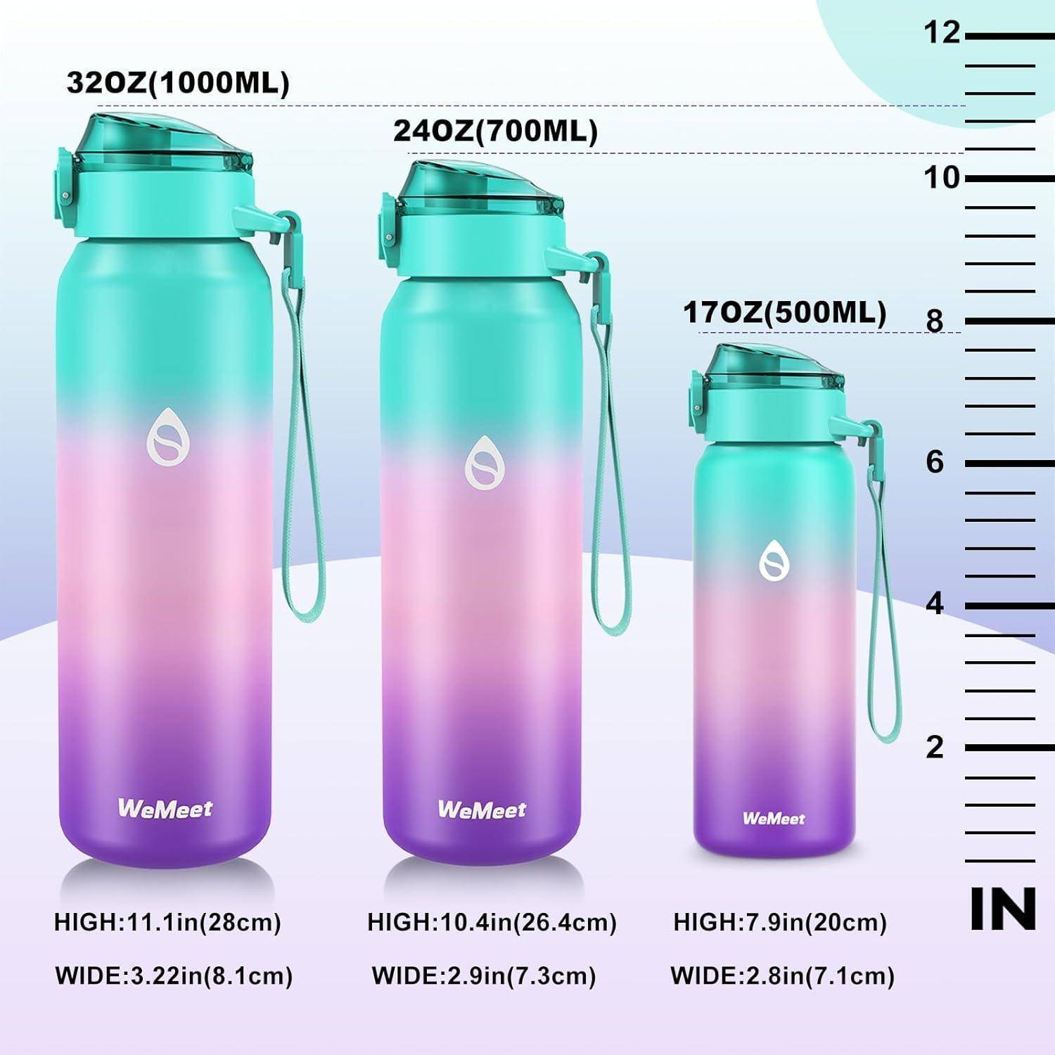 Drei Wasserflaschen mit Farbverlauf von Lila zu Türkis, mit der Aufschrift 