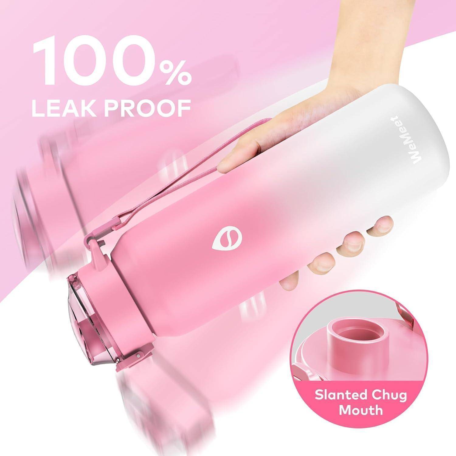 Eine Hand hält eine rosa Wasserflasche mit der Aufschrift „100% auslaufsicher