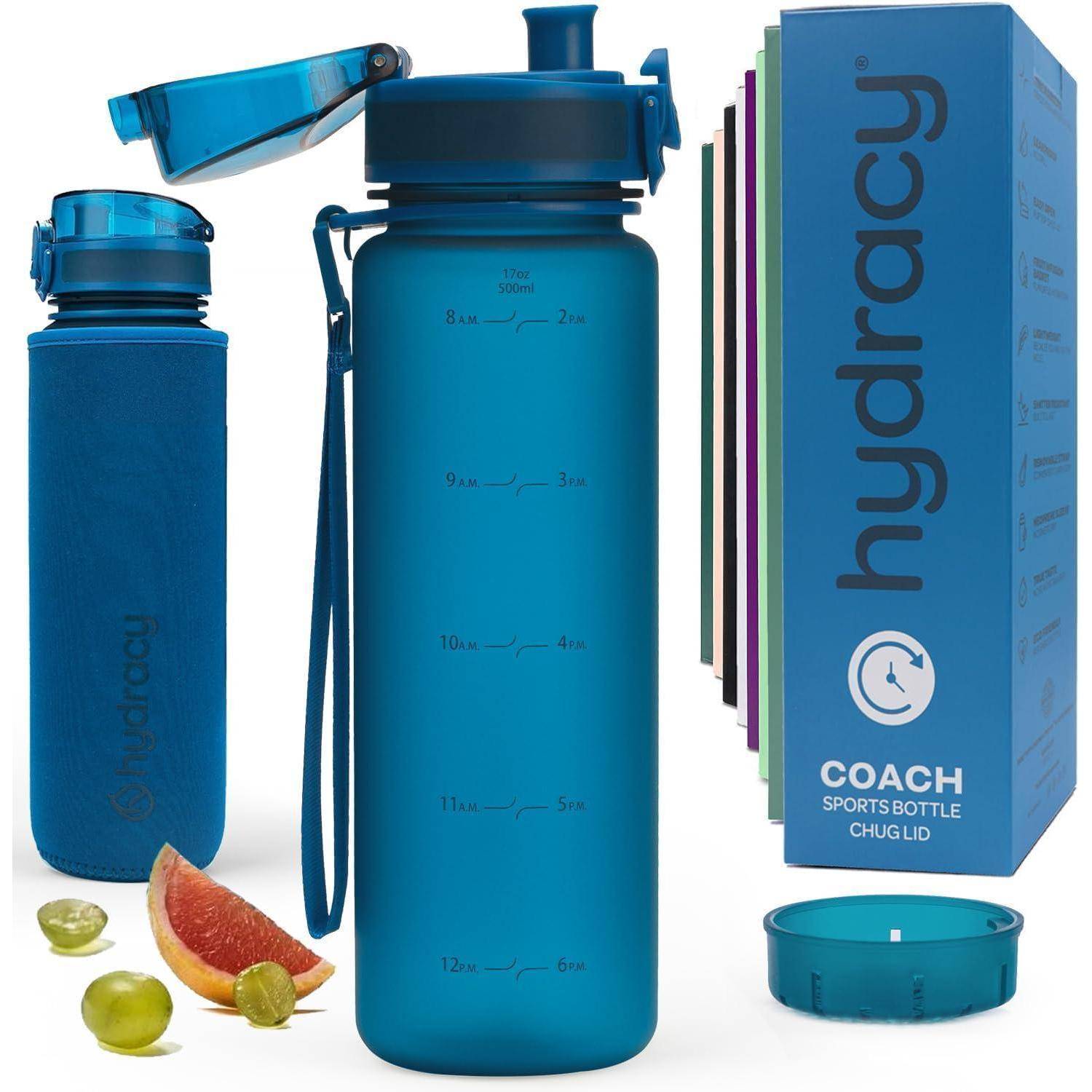 Blaue Hydracy Sportswasserflasche mit Unzenmarkierungen, Klappdeckel, Handgelenkschlaufe und Verpackung. Früchte in der Nähe deuten auf das Hydratationsthema hin.