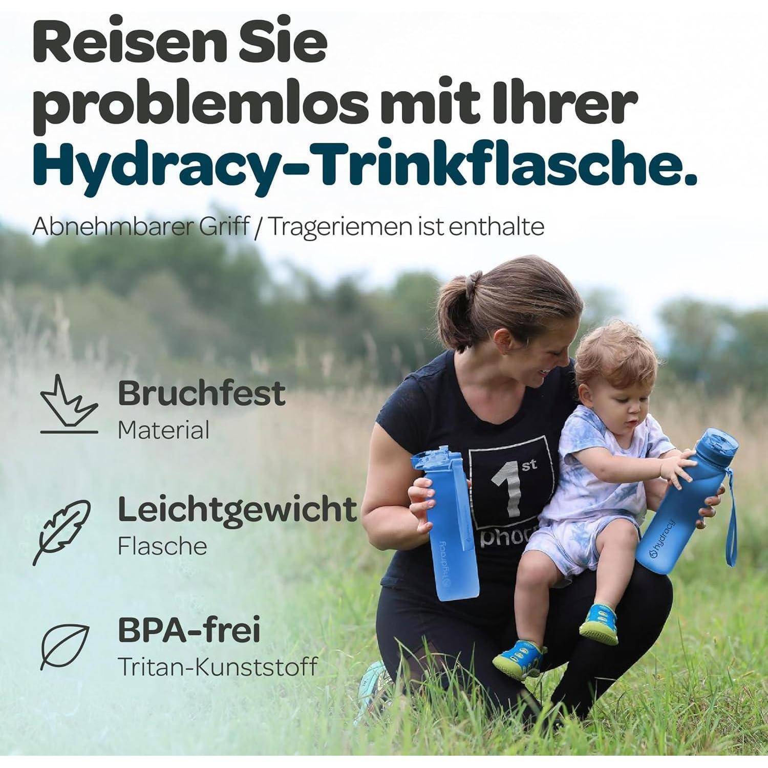 Eine Frau hält ein Kind und eine blaue Flasche. Der Text auf Deutsch bewirbt eine Hydracy-Reiseflasche als bruchsicher, leicht und BPA-frei.