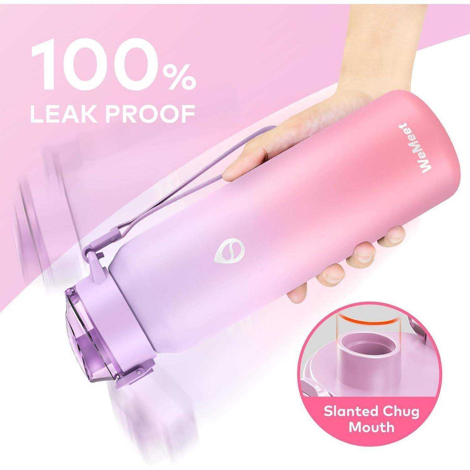 Eine Hand hält eine pinke Farbverlauf-Wasserflasche mit der Beschriftung „100% Undurchlässig