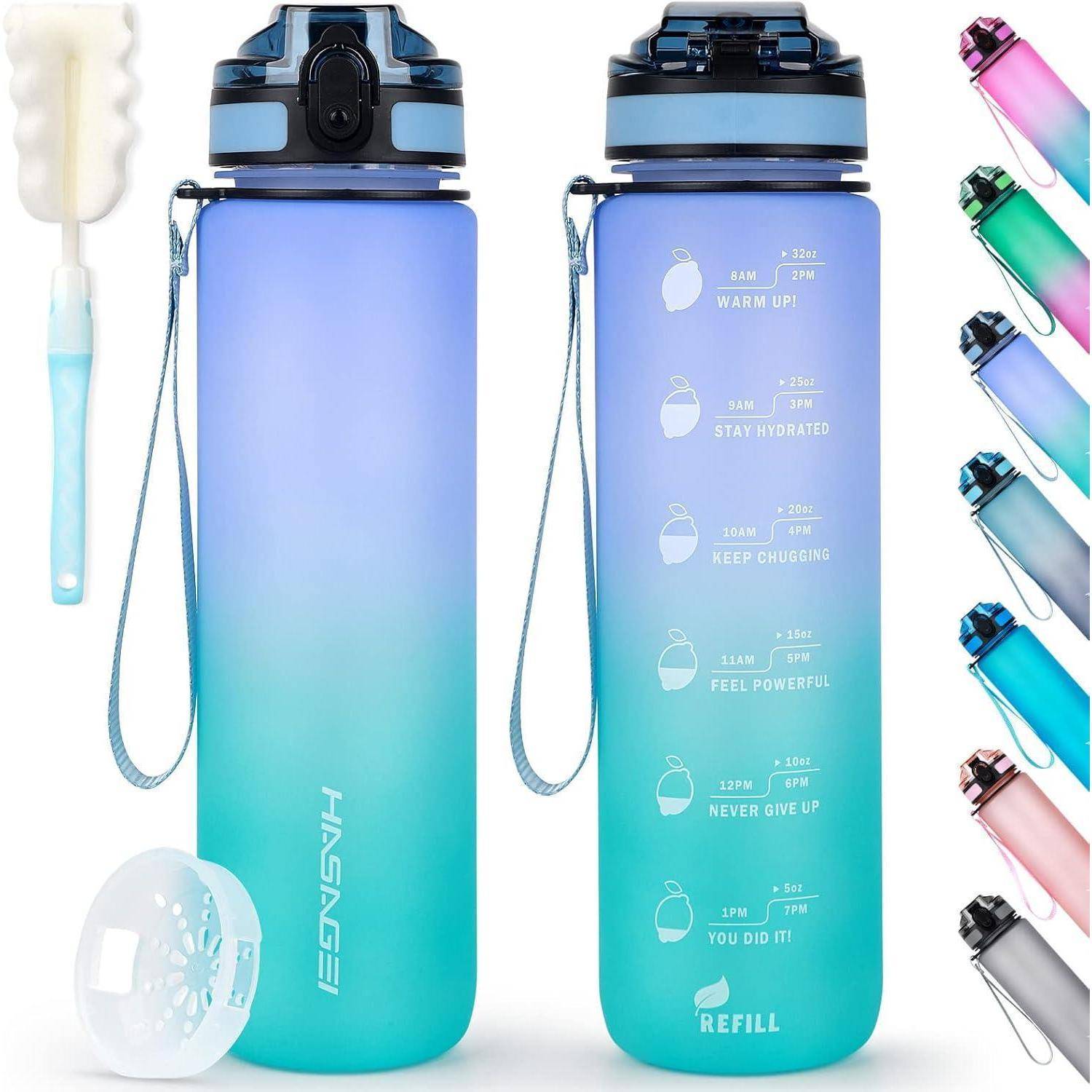 Blau verlaufende Wasserflasche mit motivierenden Zeitmarkierungen von 8 Uhr morgens bis 7 Uhr abends. Inklusive Reinigungsbürste, Sieb und Farbvarianten.