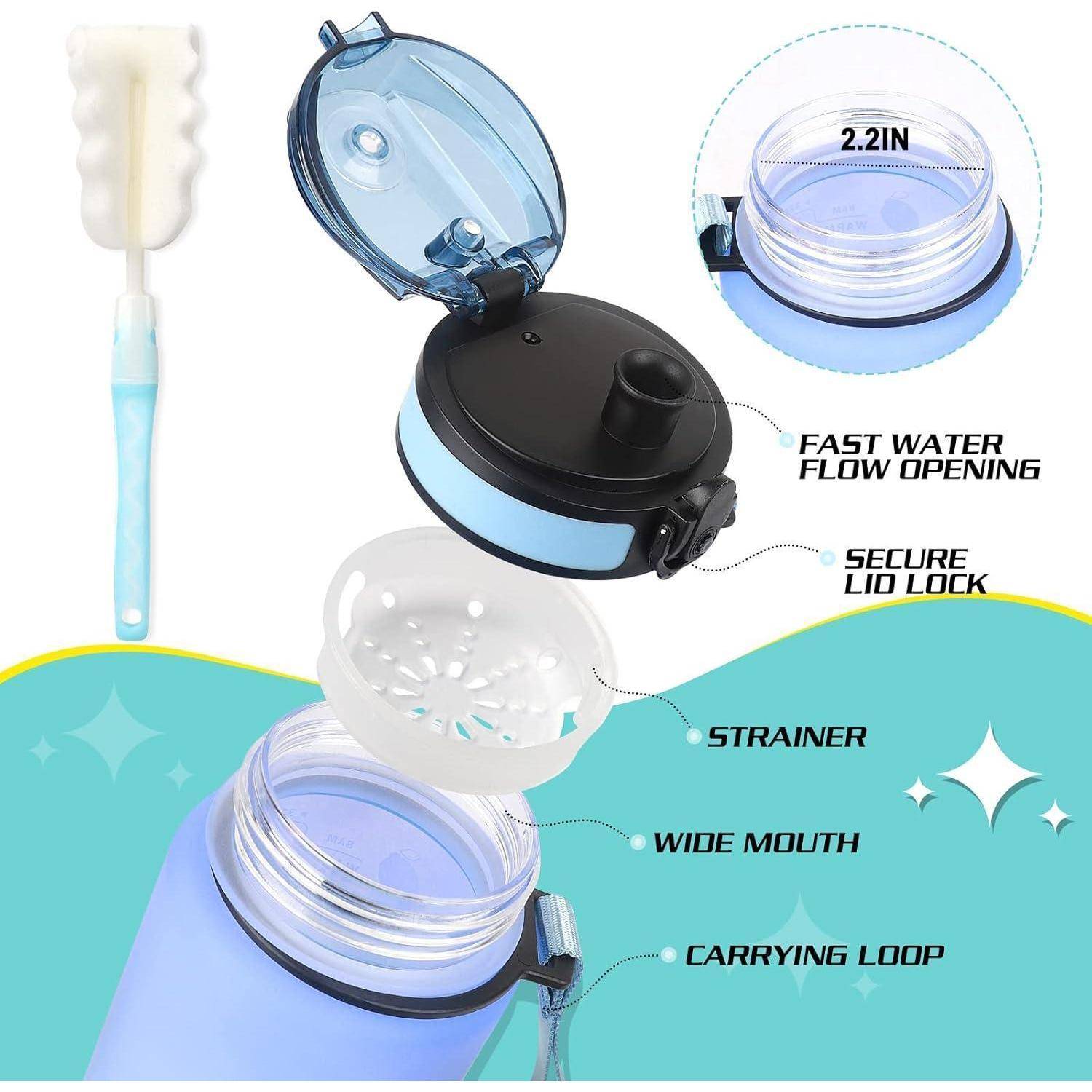 Wasserflasche mit einer schnellen Wasserausgussöffnung, sicherem Deckelschloss, Sieb, breiter Öffnung, Trageschlaufe und daneben einer Reinigungsbürste.