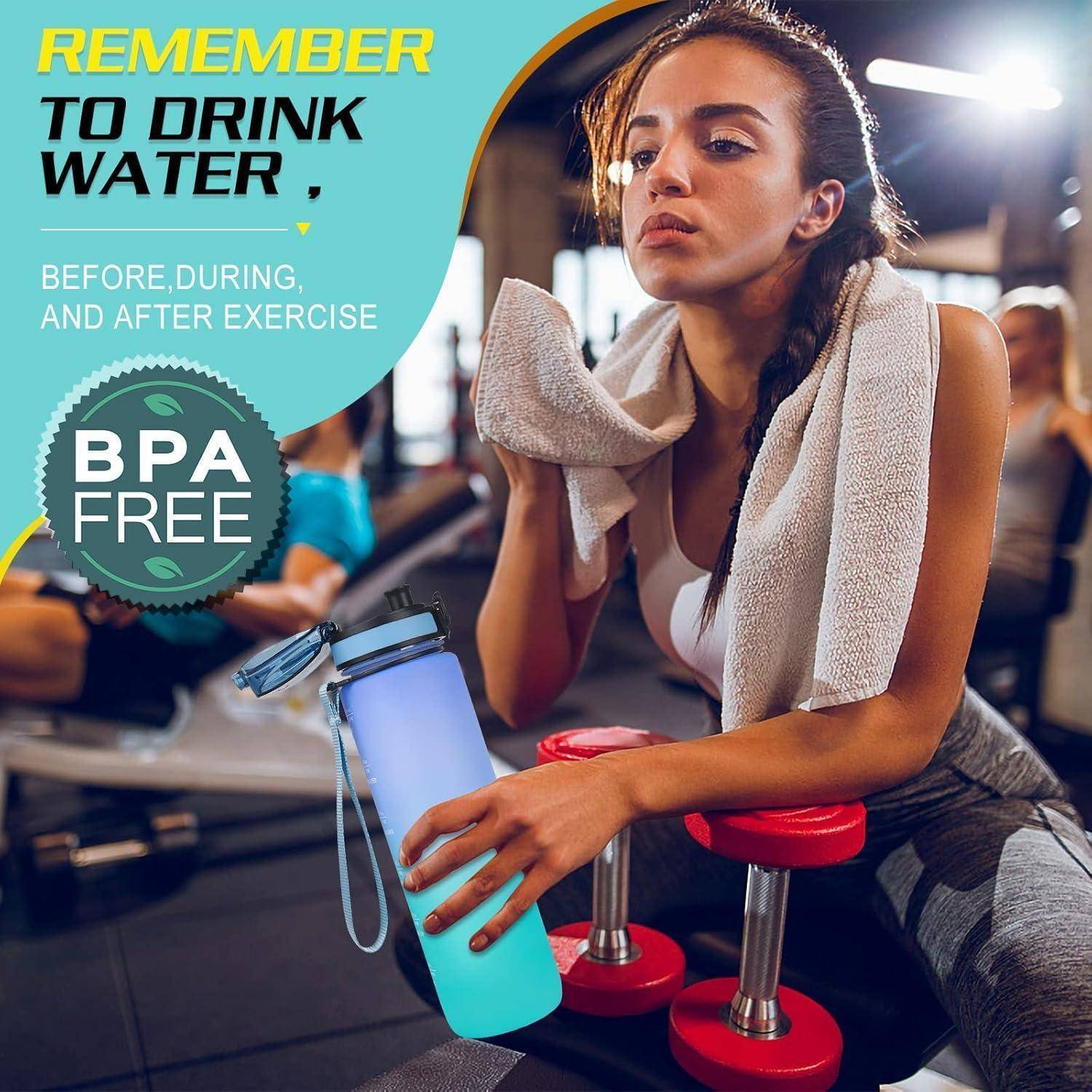 Frau ruht sich nach dem Training aus und hält Handtuch und Kurzhantel. Text: ‚Denk daran, vor, während und nach dem Sport Wasser zu trinken.