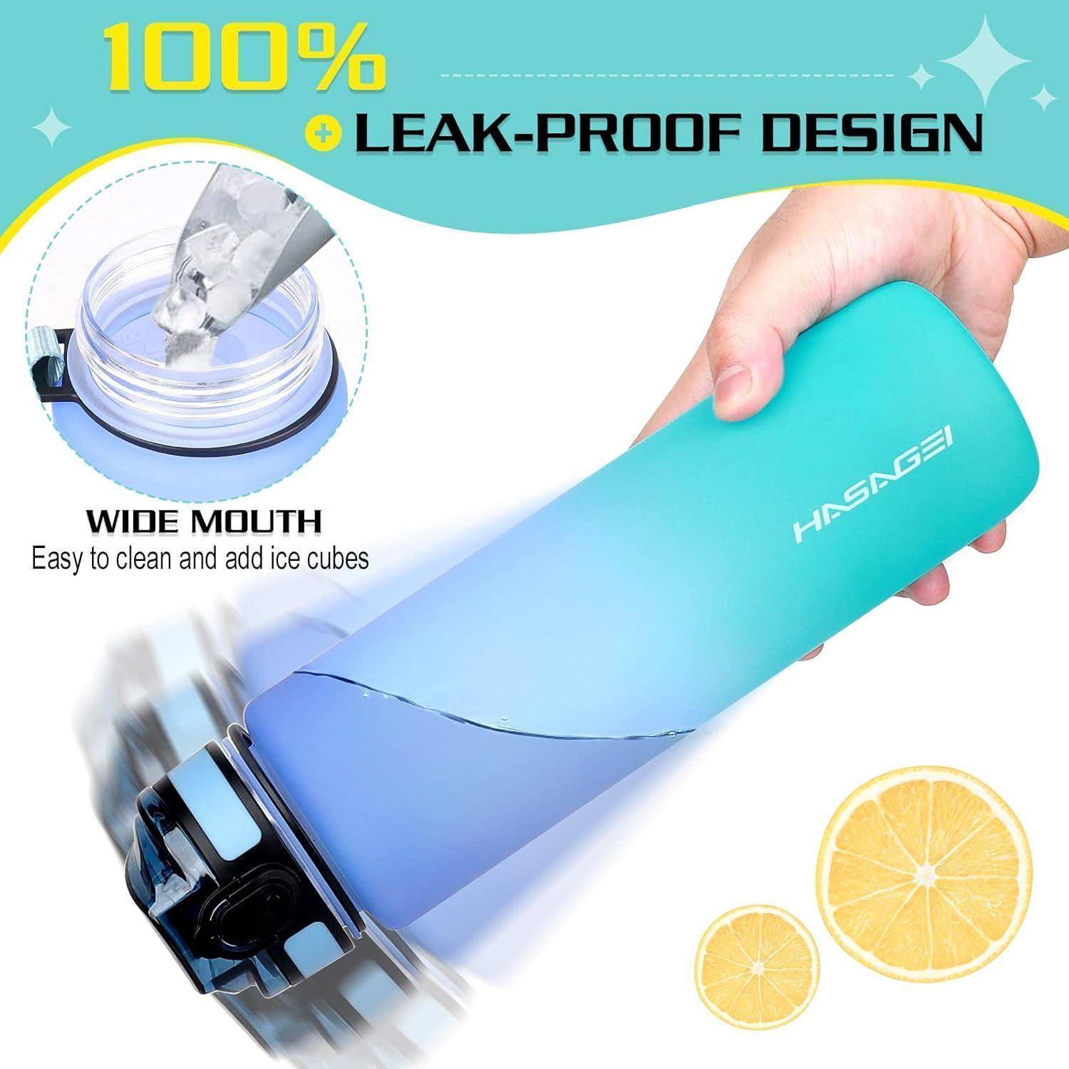 Eine blaue Wasserflasche mit weiter Öffnung und 'HASAGEI' Branding, bekannt dafür, zu 100% auslaufsicher zu sein. Sie zeigt, dass das Befüllen mit Eiswürfeln einfach ist.