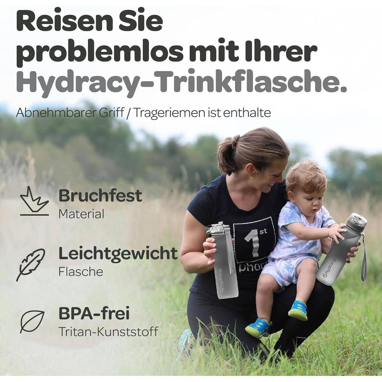 Eine Frau hält ein Kind und eine Wasserflasche. Texthervorhebungen zeigen die Merkmale: strapazierfähig, leicht und BPA-freies Material der Hydracy-Flasche.