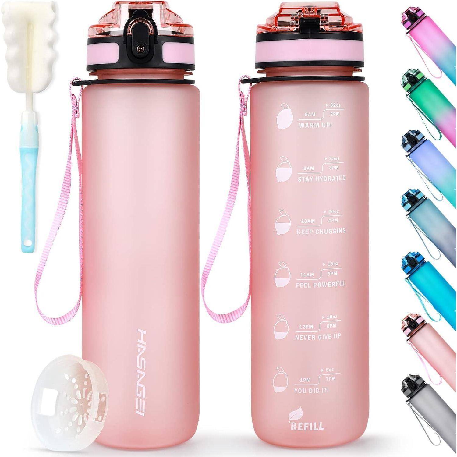 Zwei rosa Wasserflaschen: eine mit Zeitmarkierungen und motivierenden Sprüchen, die andere leer, umgeben von verschiedenfarbigen Deckeln und einer Reinigungsbürste.