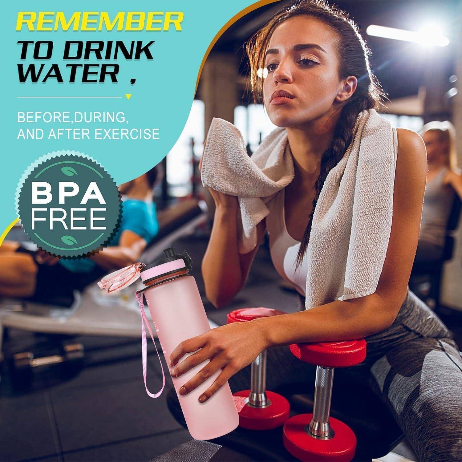 Eine Frau in einem Fitnessstudio mit einem Handtuch um den Hals sitzt neben Hanteln und hält eine Wasserflasche. Text: 'Denk daran, vor, während und nach dem Training Wasser zu trinken. Frei von Bisphenol A.