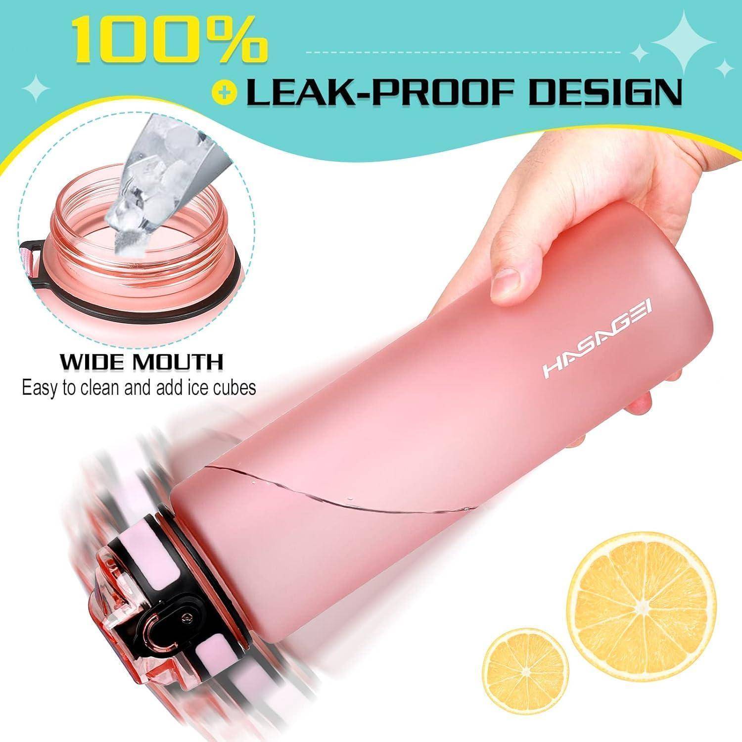 Eine Hand hält eine rosa Wasserflasche mit dem Aufdruck ‚HAGASEI', die ein auslaufsicheres Design und eine breite Öffnung für einfache Reinigung aufweist. Zwei Zitronenscheiben sind daneben zu sehen.