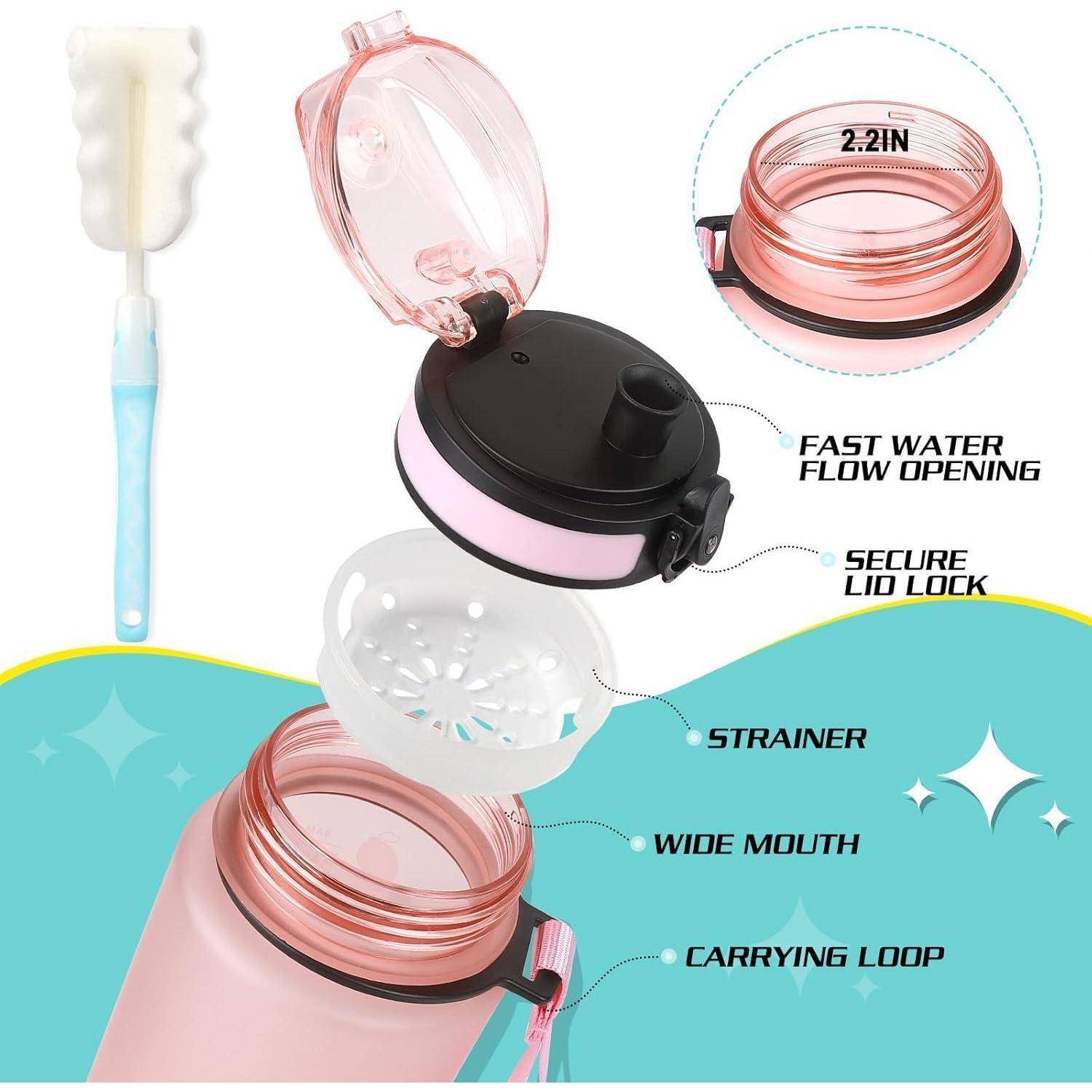 Eine rosa Flasche mit hervorgehobenen Merkmalen: '2,2 cm' weite Öffnung, schneller Wasserfluss, sichere Deckelverriegelung, Sieb und Trageschlaufe. Eine Reinigungsbürste ist abgebildet.