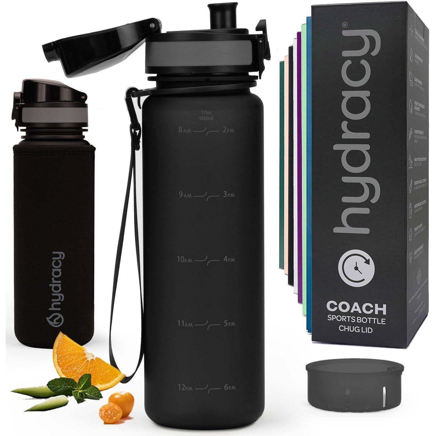 Eine schwarze Sport-Wasserflasche mit Zeitmarkierungen und der Marke 'Hydracy'. Inklusive einer Neopren-Hülle, einem Ersatzdeckel und einer Verpackungsbox, ebenfalls mit der Marke 'Hydracy'.