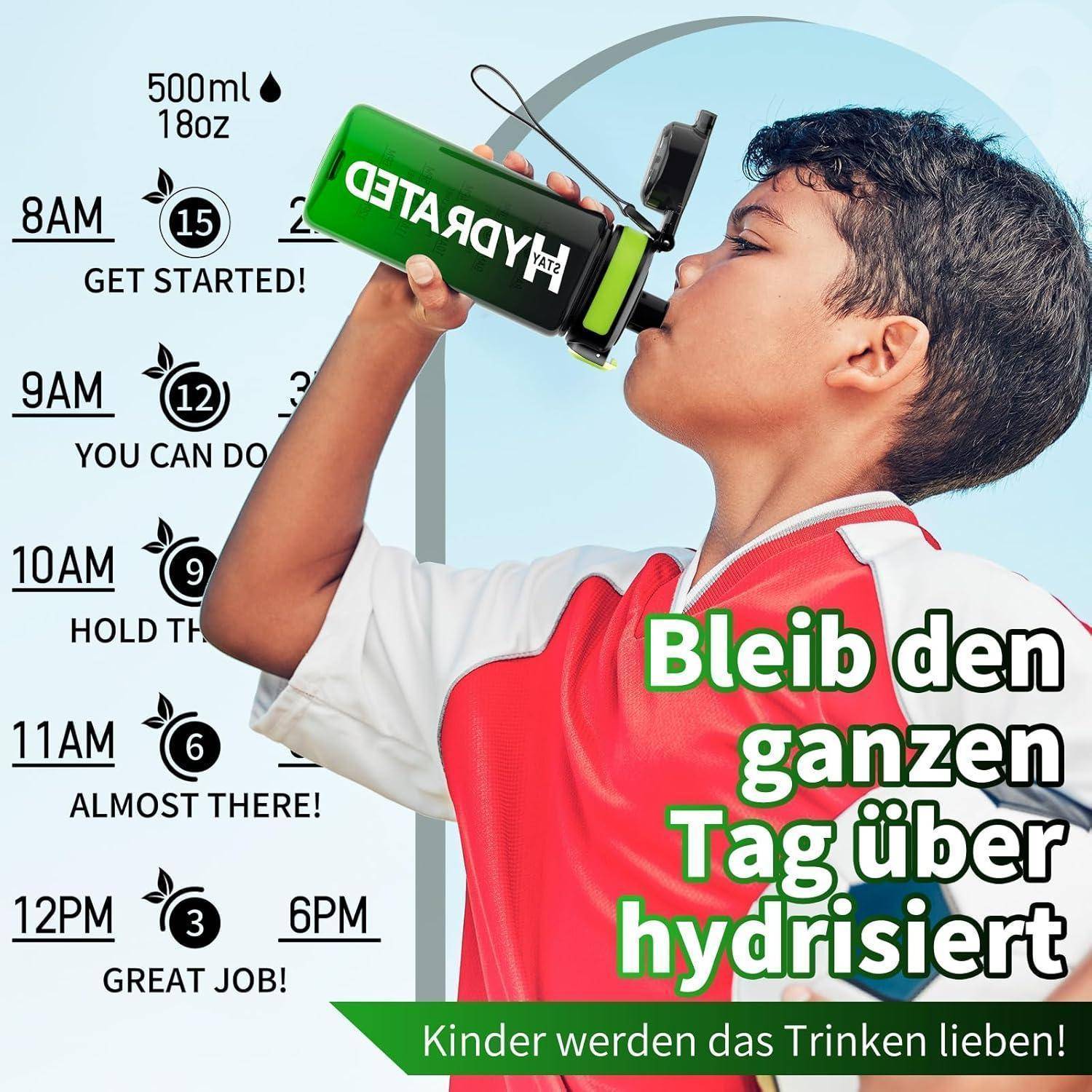 Eine Person trinkt aus einer grünen Flasche mit der Aufschrift 