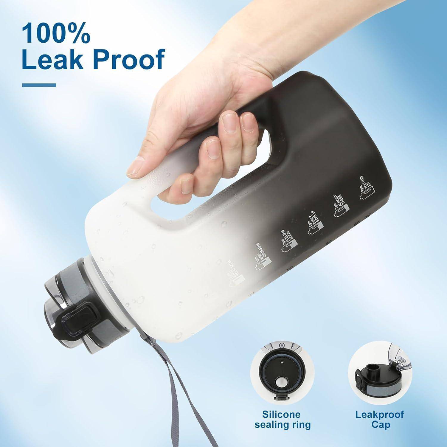 Eine Hand hält eine schwarz-weiße Wasserflasche mit der Aufschrift 