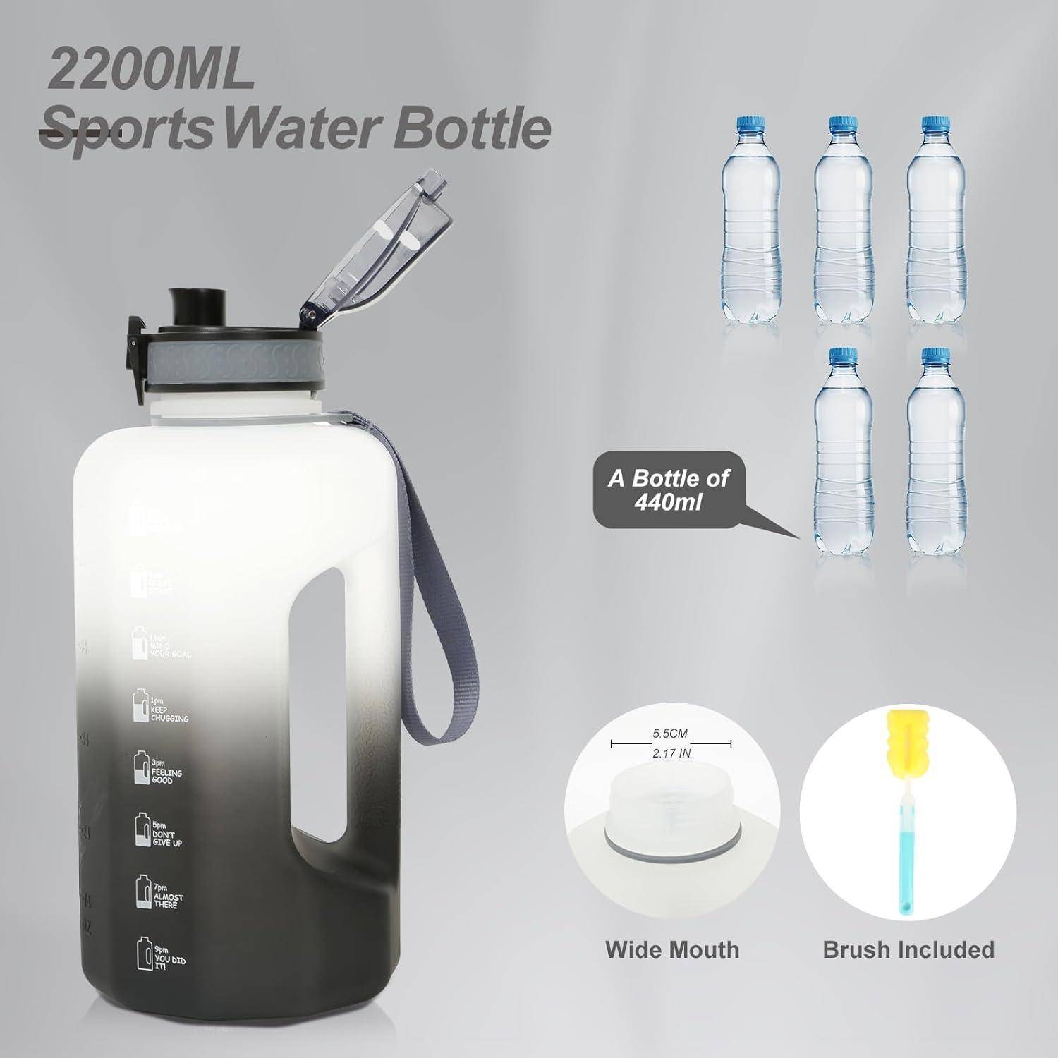 2200ML Sport-Wasserflasche, die neben sechs kleineren 440ML-Flaschen zur Größenvergleich dargestellt wird. Merkmale umfassen eine breite Öffnung und eine mitgelieferte Reinigungsbürste.