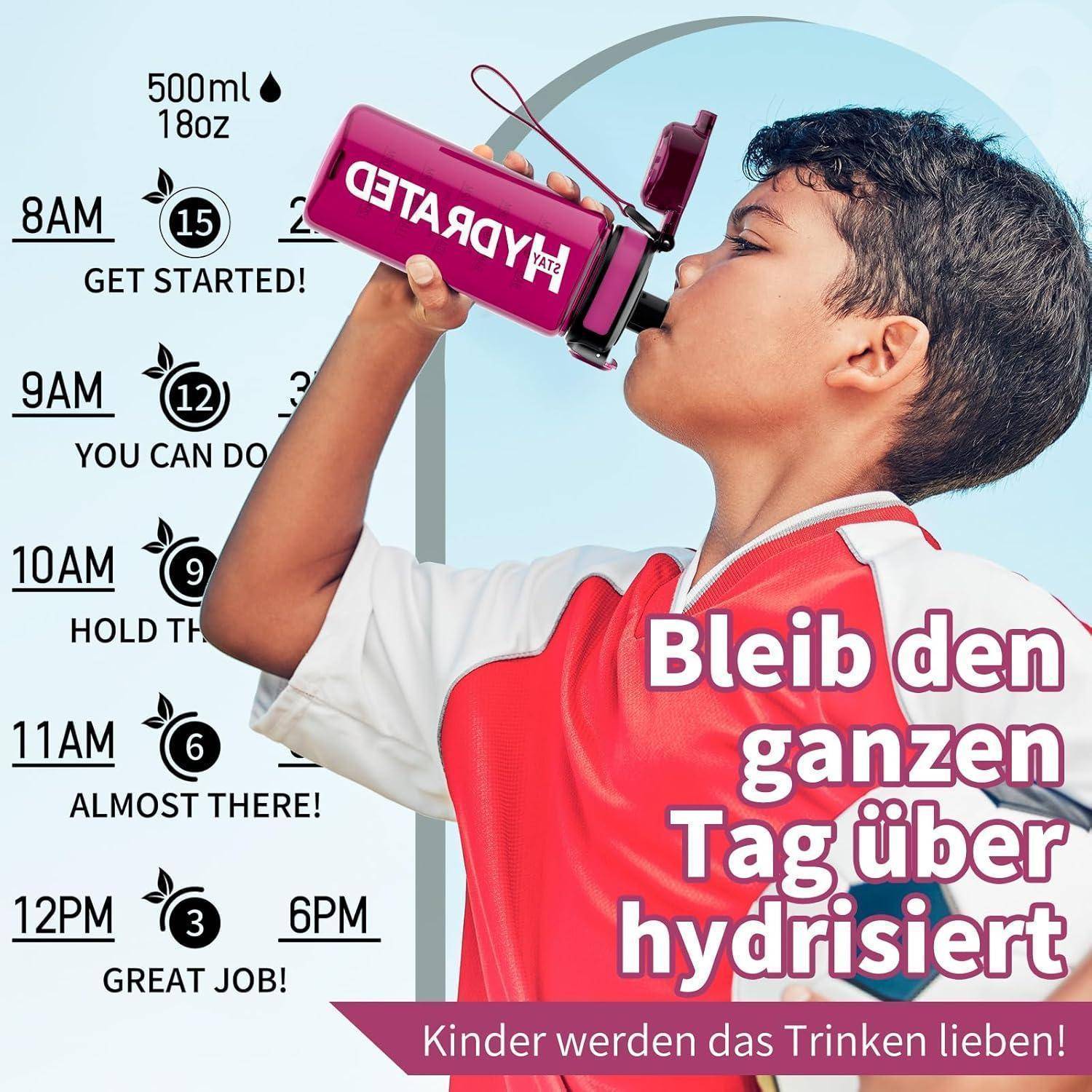 Ein junger Mensch trinkt aus einer Wasserflasche, die mit Zeitzielen und motivierenden Sprüchen versehen ist. 'Bleib den ganzen Tag über hydriert.
