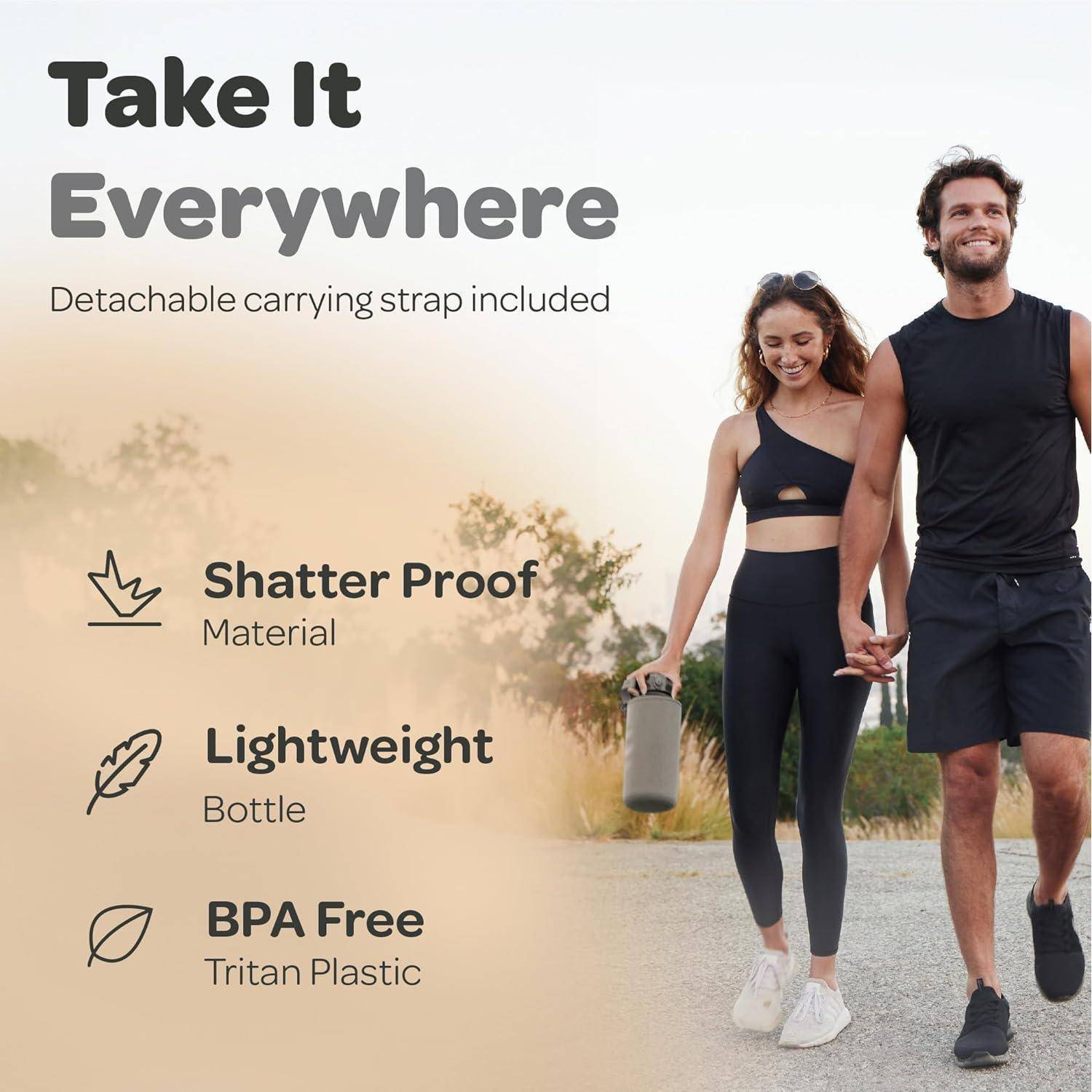 Ein Mann und eine Frau lächeln, beide halten eine Wasserflasche während sie im Freien spazieren. Text hebt Produktmerkmale hervor: bruchsicher, leicht, BPA-frei, mit Trageriemen.