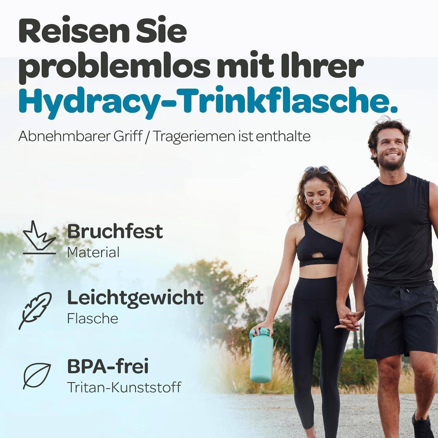 Ein Mann und eine Frau lächeln und halten eine blaue Flasche im Freien. Text hebt Merkmale hervor: „Unzerbrechlich