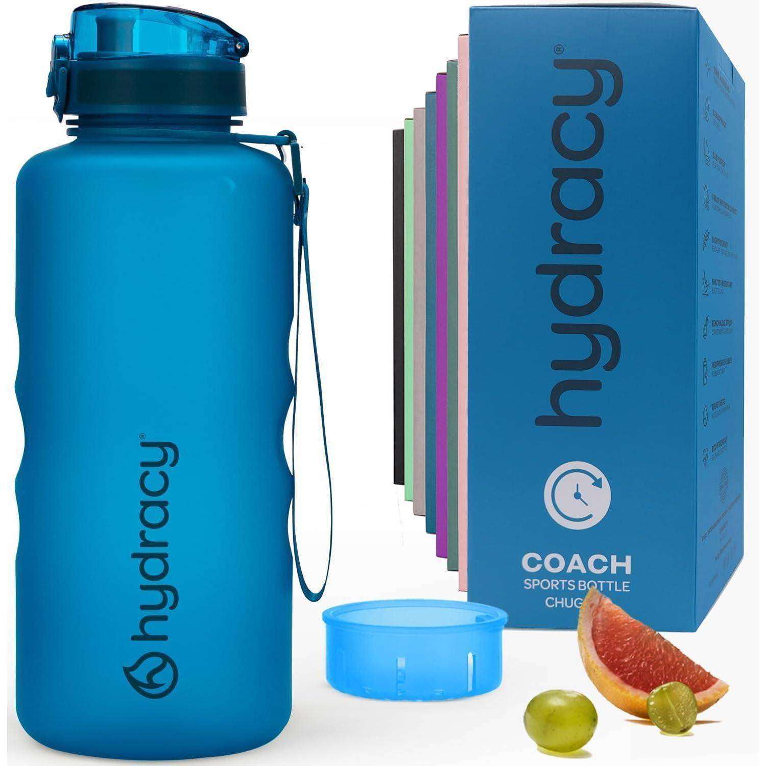 Eine blaue Wasserflasche mit dem 'Hydracy' Logo, begleitet von einer Schachtel mit der Aufschrift 'COACH SPORTS BOTTLE'. Die Flasche verfügt über einen Tragegurt und einen Deckel.