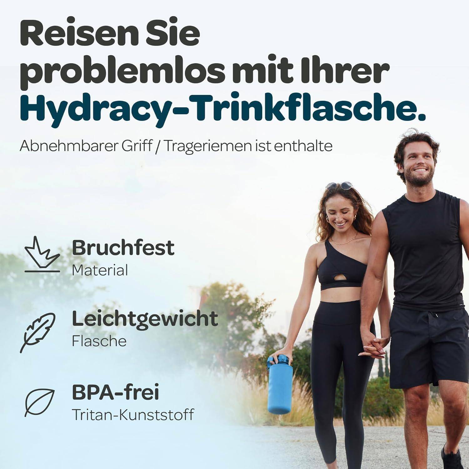Eine Frau und ein Mann in Sportbekleidung lächeln und gehen zusammen am Strand. Die Frau hält eine wiederverwendbare Wasserflasche. Der deutsche Text hebt die Merkmale der Flasche hervor.