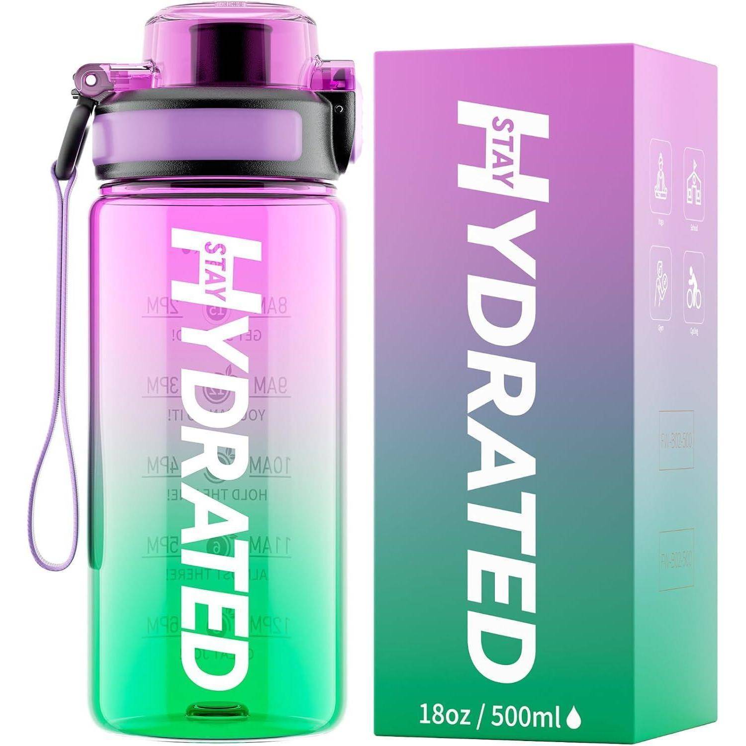 Eine rosa und grüne Wasserflasche mit der Aufschrift 'STAY HYDRATED' neben passender Verpackung, gekennzeichnet mit '18oz / 500ml' und Symbolen an der Seite.