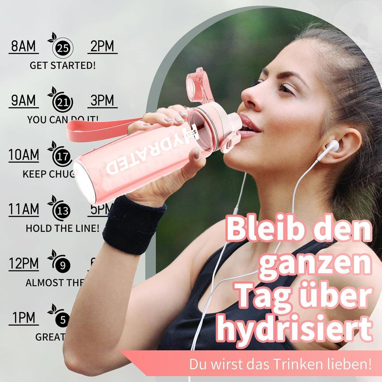 Eine Person trinkt Wasser aus einer Flasche mit der Aufschrift 