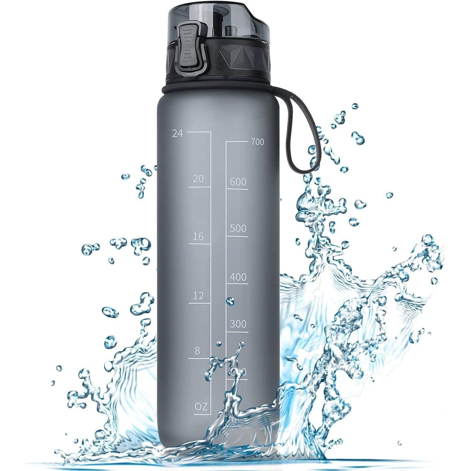 Eine schwarze Wasserflasche mit Messskalen von 8 bis 24 oz und 200 bis 700 ml ist von spritzendem Wasser umgeben, was ihre Haltbarkeit und Kapazität andeutet.
