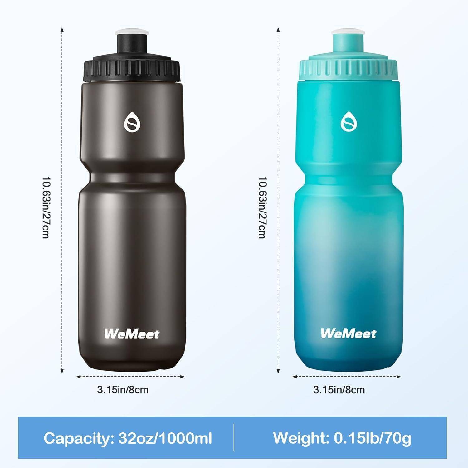 Zwei 'WeMeet' Wasserflaschen, eine schwarze und eine blaue, beide 10,63 Zoll/27 cm hoch und 3,15 Zoll/8 cm breit. Kapazität: 32 Unzen/1000 ml, Gewicht: 0,15 Pfund/70 g.