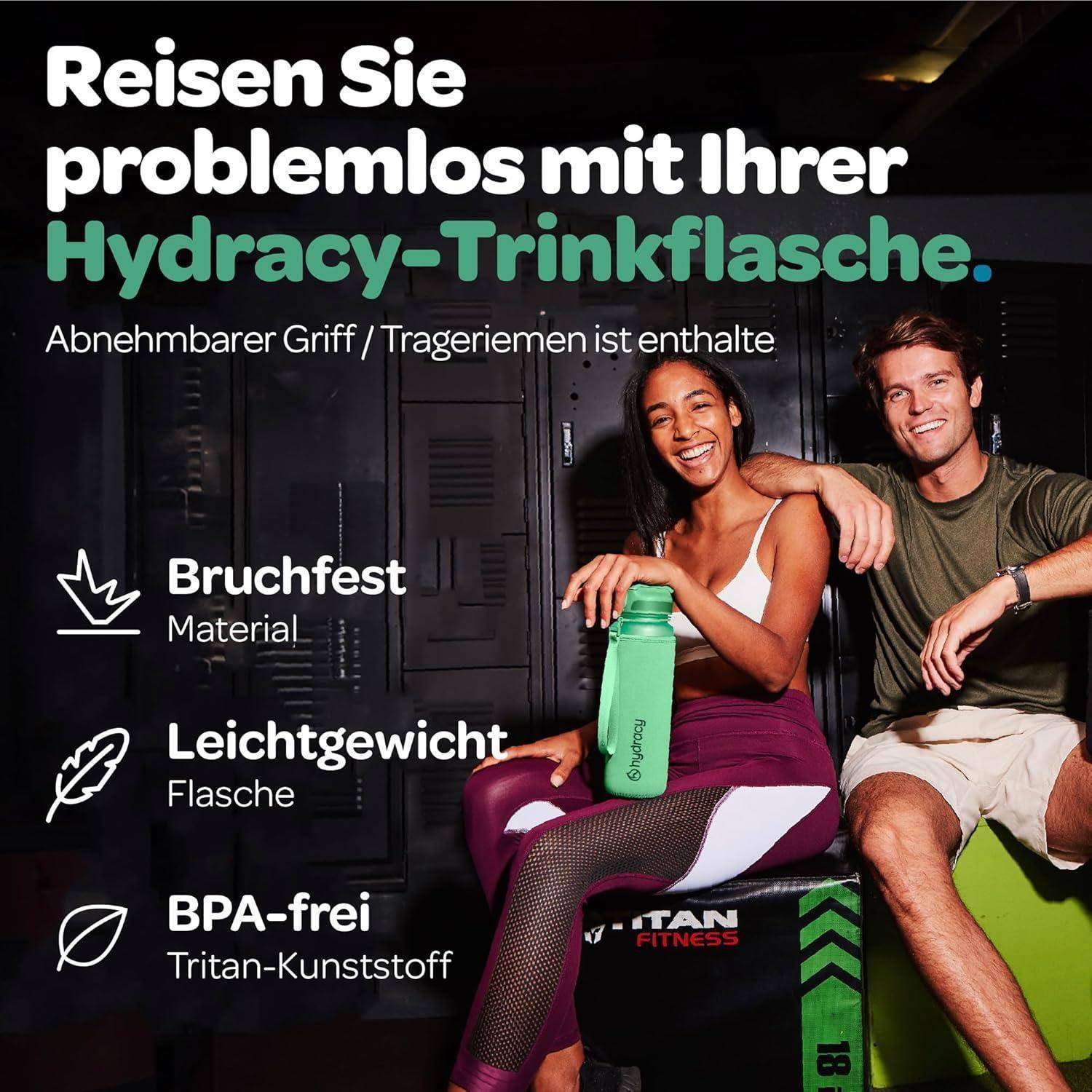Zwei Menschen sitzen und lächeln, während sie eine grüne Flasche halten. Der Text in Deutsch bewirbt eine robuste, leichte, BPA-freie Hydracy-Flasche mit abnehmbarem Griff und Trageriemen.