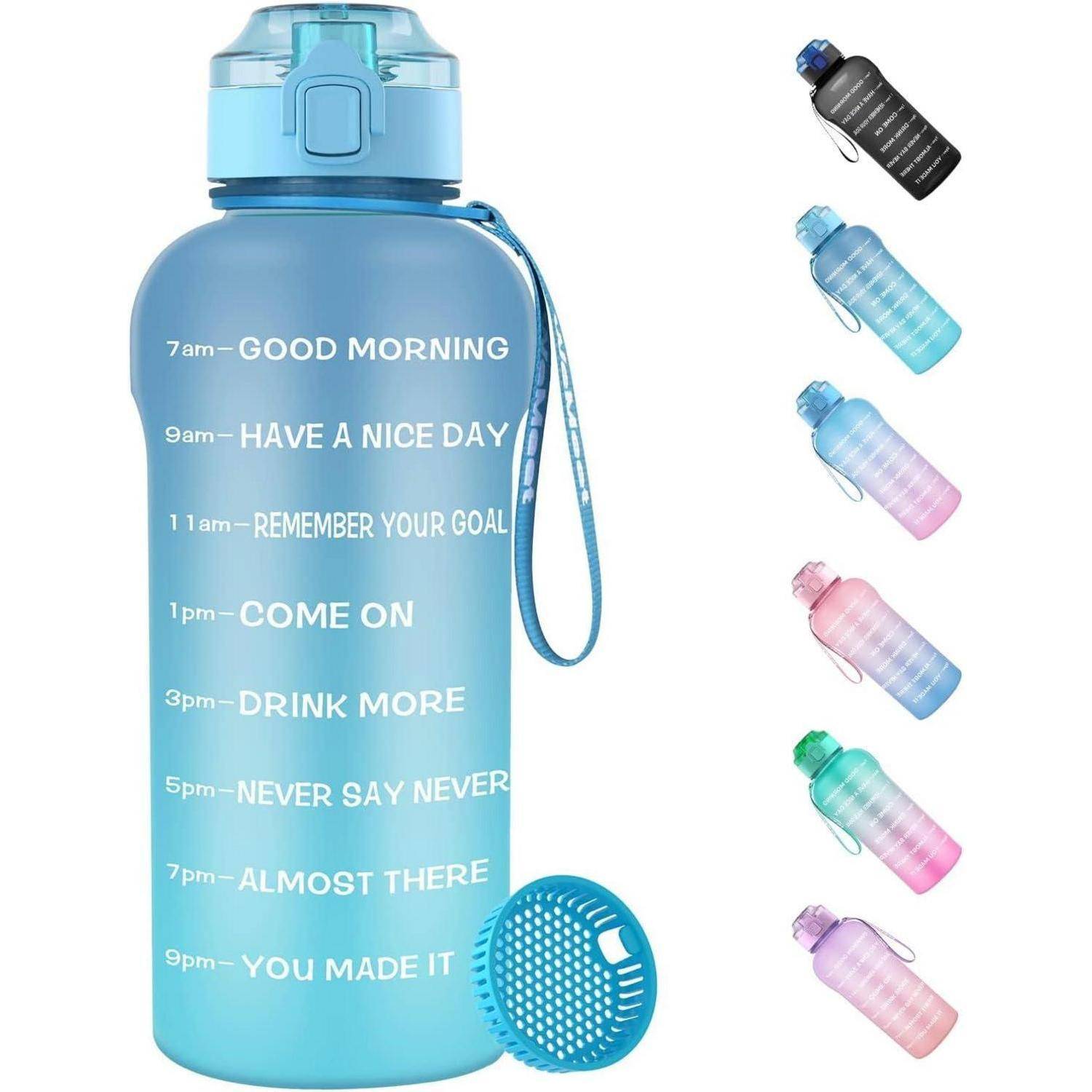 Eine große hellblaue Wasserflasche mit Zeitmarkierungen und motivierenden Sprüchen wie '7 Uhr - Guten Morgen' bis '21 Uhr - Du hast es geschafft'. Sechs ähnliche Flaschen in verschiedenen Farben werden seitlich gezeigt.