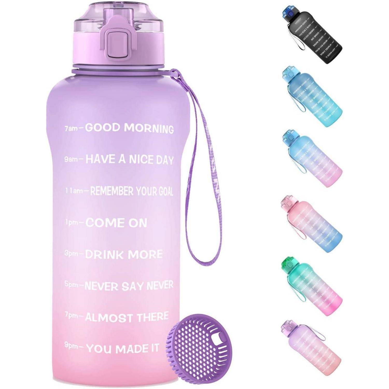 Eine Motivations-Wasserflasche in Verlaufspurpur mit Zeitmarkierungen und Phrasen wie 