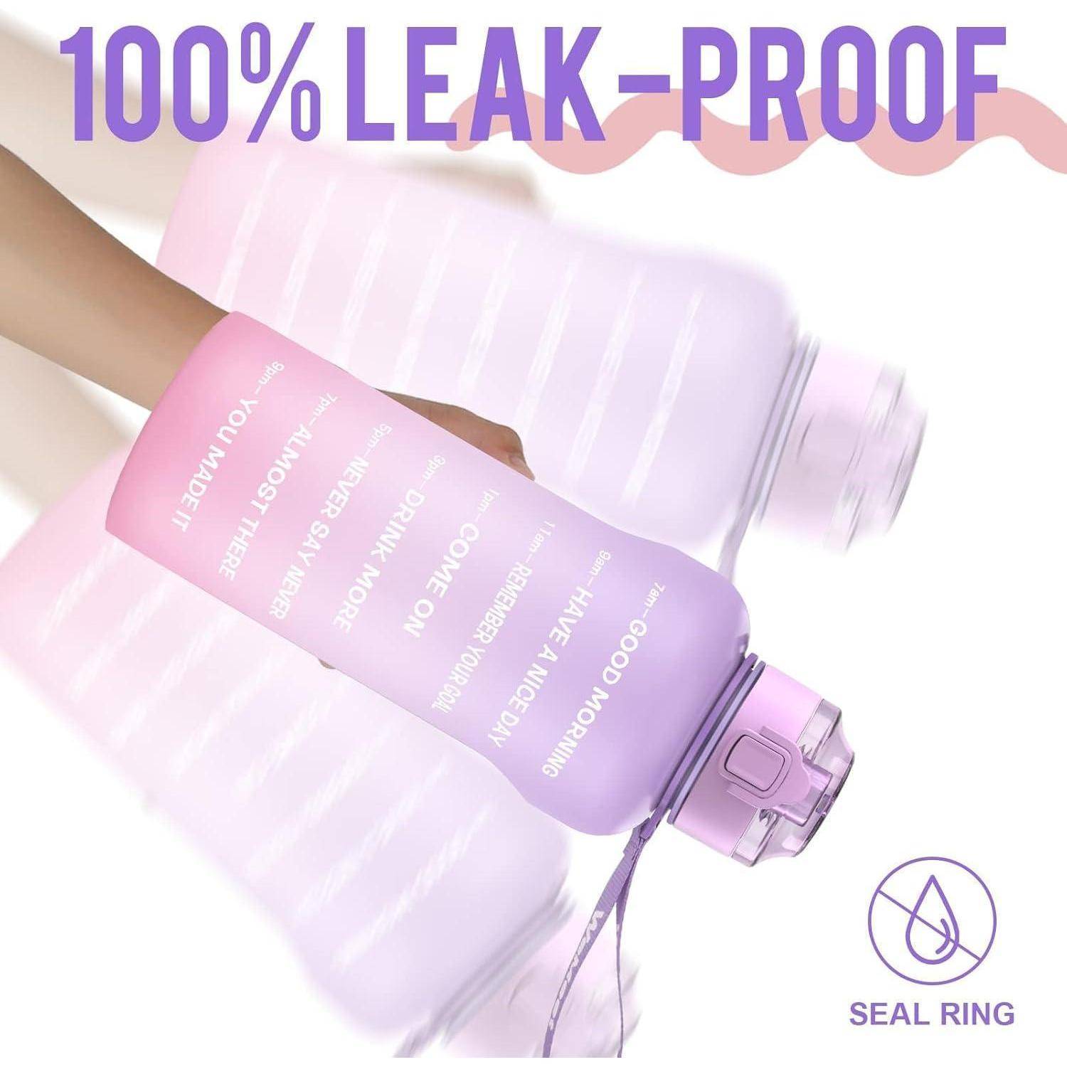 Eine Hand hält eine große pinke Wasserflasche, die seitlich geneigt ist, mit dem Text 