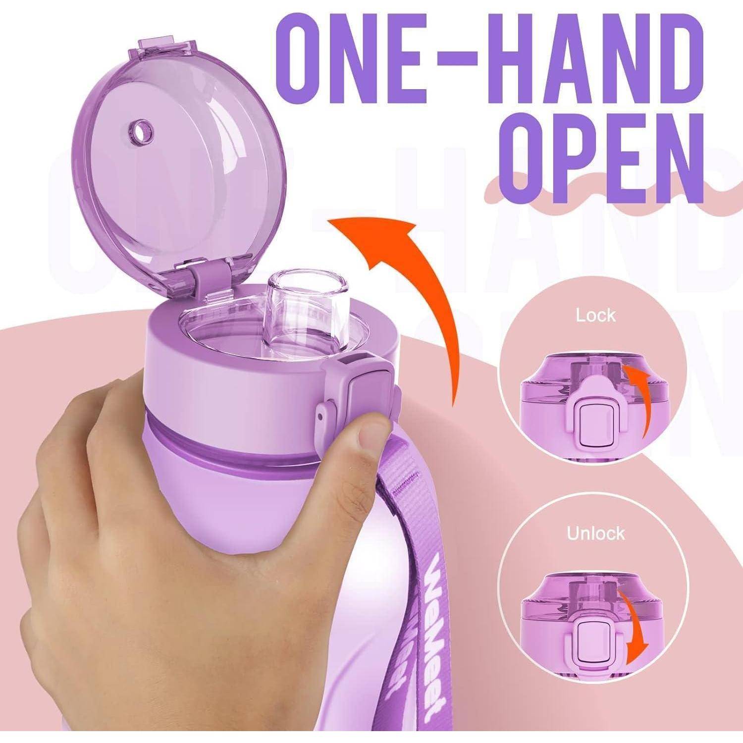Ein Finger einer Hand öffnet den Deckel einer lila Wasserflasche und demonstriert die Funktion ‚Mit einer Hand öffnen'. Kleinere Einblendungen neben dem Hauptbild zeigen die Verschluss- und Entriegelungspositionen.