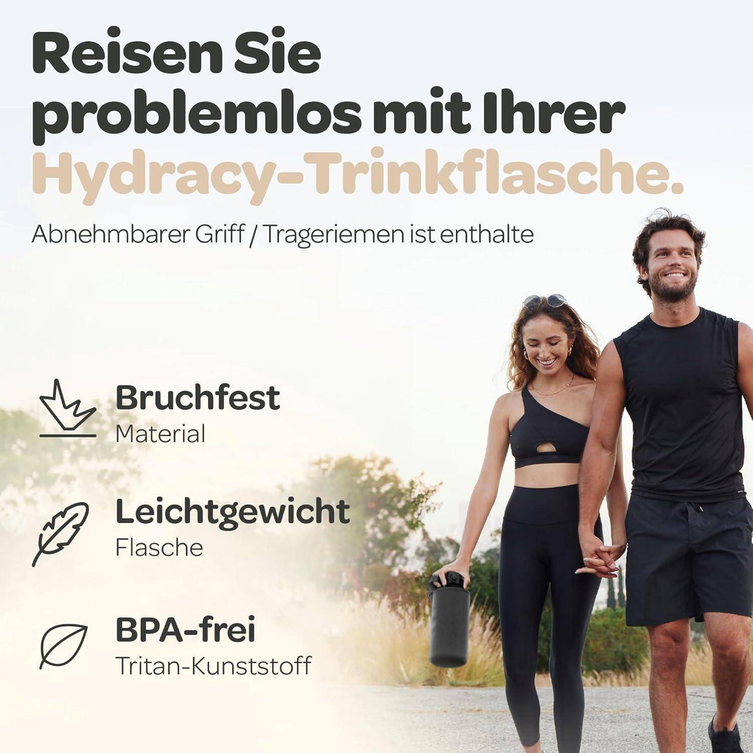 Ein Mann und eine Frau tragen wiederverwendbare Wasserflaschen während sie gehen. Der deutsche Text über dem Produkt hebt dessen Langlebigkeit, geringes Gewicht und BPA-freie Eigenschaften hervor.