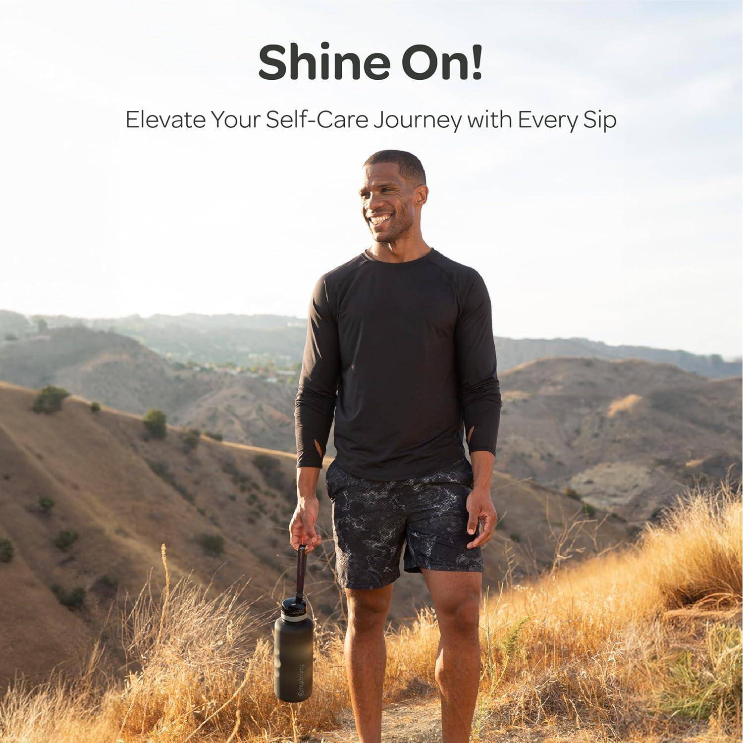 Ein Mann steht auf einem Hügel und hält eine Wasserflasche, trägt Sportkleidung. Text lautet: „Strahle auf! Erhebe deine Selbstfürsorge-Reise mit jedem Schluck.