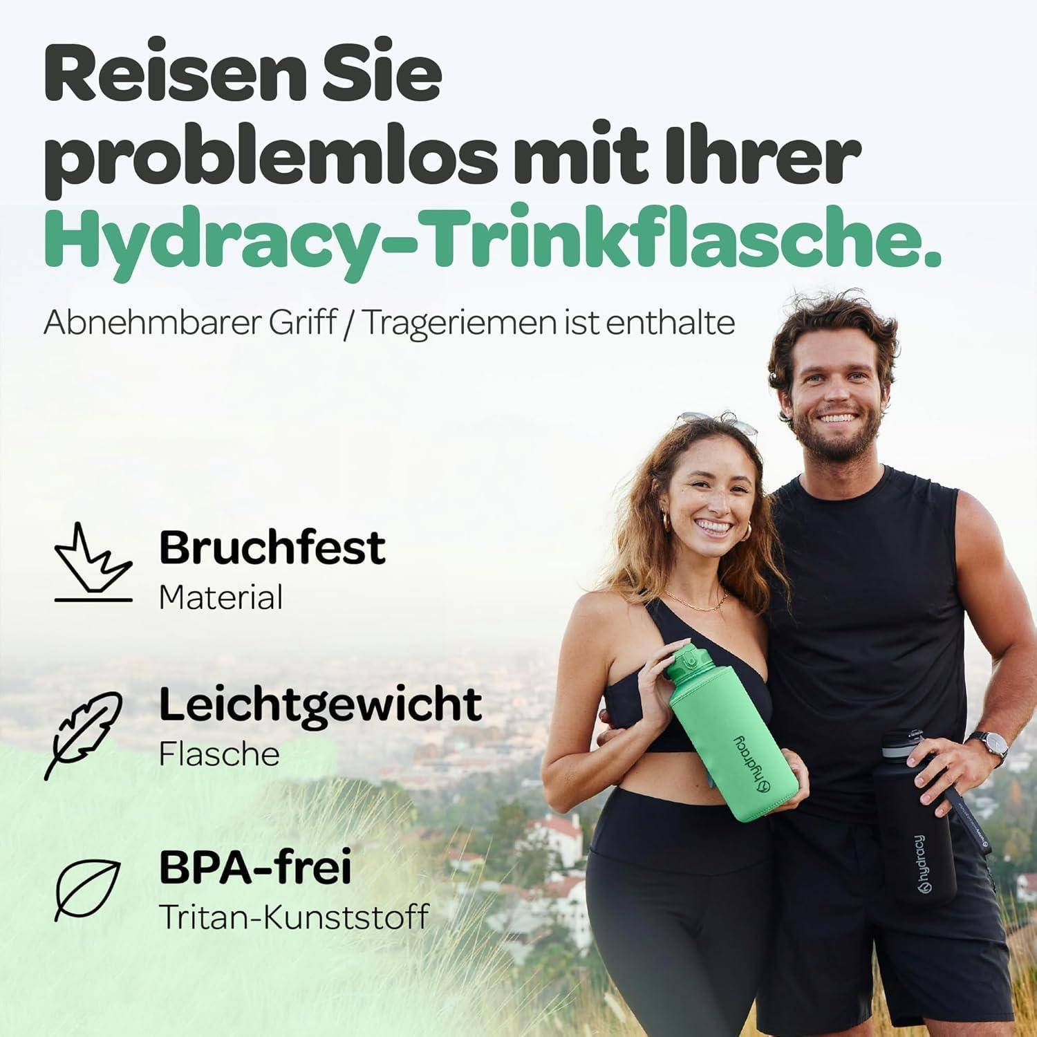 Ein lächelndes Paar im Freien hält eine wiederverwendbare Wasserflasche. Der Text hebt ihre Eigenschaften hervor: „bruchsicher
