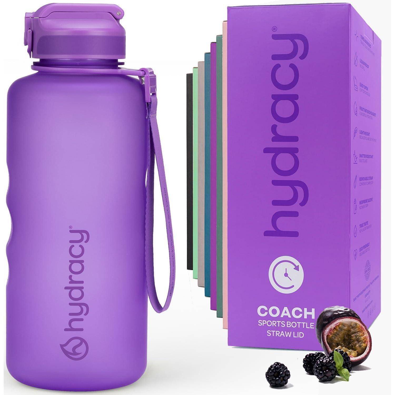Lila Hydracy Sportwasserflasche mit Deckel und Strohhalm neben einer bunten Box mit der Aufschrift 'Hydracy Coach Sportflasche'. Passionsfrucht wird als Geschmacksoption dargestellt.